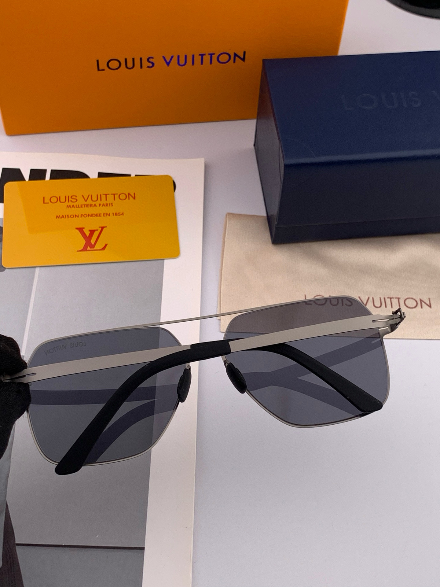 ♦️LV 2025新款男女情侣款太阳镜多边形墨镜iP电镀永不褪色 超轻超有弹性整幅眼镜无螺丝重要的是压不