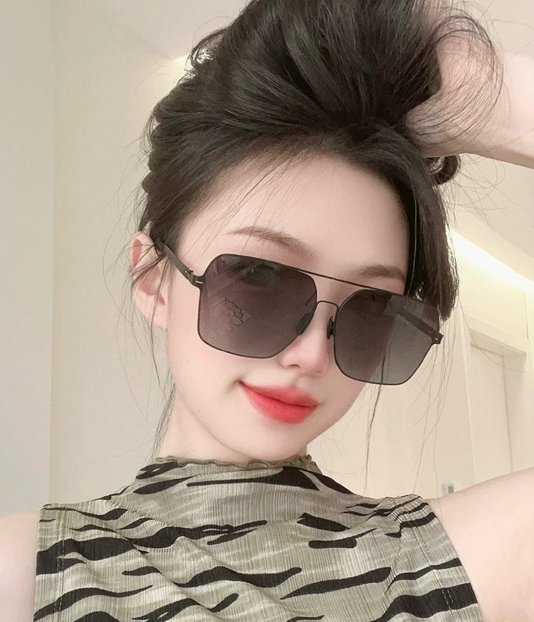 ♦️LV 2025新款男女情侣款太阳镜多边形墨镜iP电镀永不褪色 超轻超有弹性整幅眼镜无螺丝重要的是压不