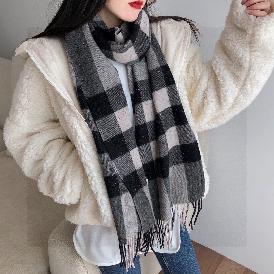 NO:337656,..It's so beautiful that I want to scream Burberry's counter model uses a thick spun yarn water-soluble process. When spinning, the seven-color dots are spun into the water-soluble yarn and weaving them uniformly. After the weaving is completed, the water-soluble yarn is removed. Because the scarf has a high density of weaving, the water-soluble yarn disappears into the water, the color dots are left on the scarf. The European and American style is another fashionable and practical long scarf. The color matching of men and women is very coordinated. The cashmere feels so soft that it makes it fashionable, warm, atmospheric and stylish. Don't miss it. The size is 36*220. Please quickly grab the high-version scarf, high-version scarf, burberry19860909..太美了美到要尖叫巴宝莉专柜款采用粗纺纱线水溶工艺,纺纱时候直接把七色彩点纺进水溶纱,统一织造,织造完成之后入水脱掉水溶纱线,由于围巾织造密度大,水溶纱线入水消失之后,彩点就留在了围巾上面欧美范儿又是一款即时尚又实用的长围巾,男女通用颜色搭配很协调,羊绒手感柔软好到爆带起来时尚暖和大气有范儿,格子控们,不要错过哦,尺寸36*220,亲们速度开抢高版本围巾,高版本围巾,burberry,scarf