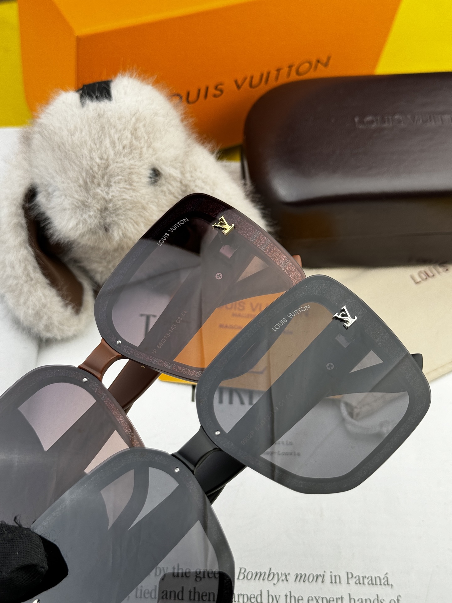  LV 2025年开春新款  潮流爆款 时尚方框太阳镜 高品质 佩戴舒适 网红潮款墨镜 型号L2990