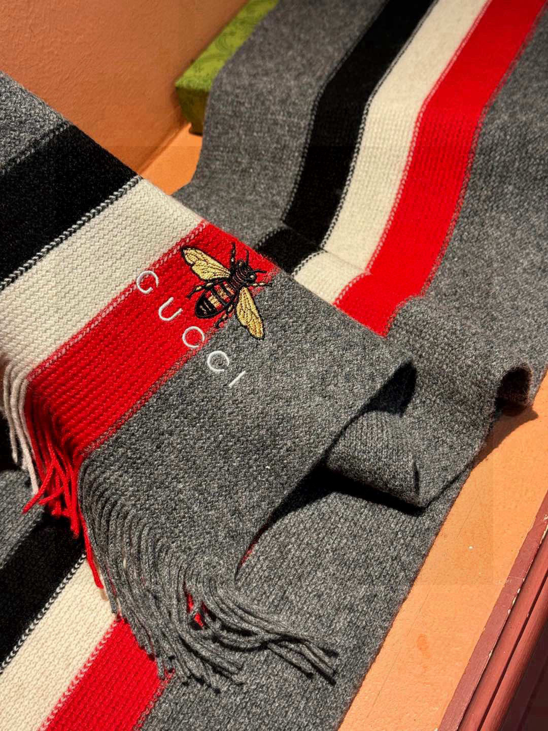   男女同款，百分百纯羊绒 Gucci 高端羊绒针织围巾！】可正式，可随意，非常Classical的设计