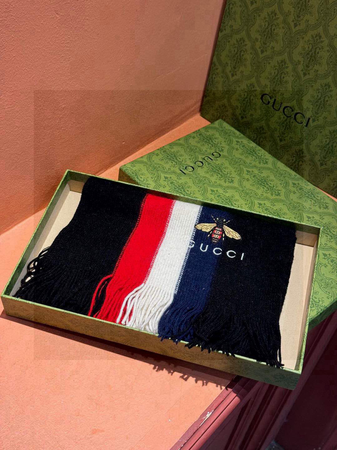   男女同款，百分百纯羊绒 Gucci 高端羊绒针织围巾！】可正式，可随意，非常Classical的设计