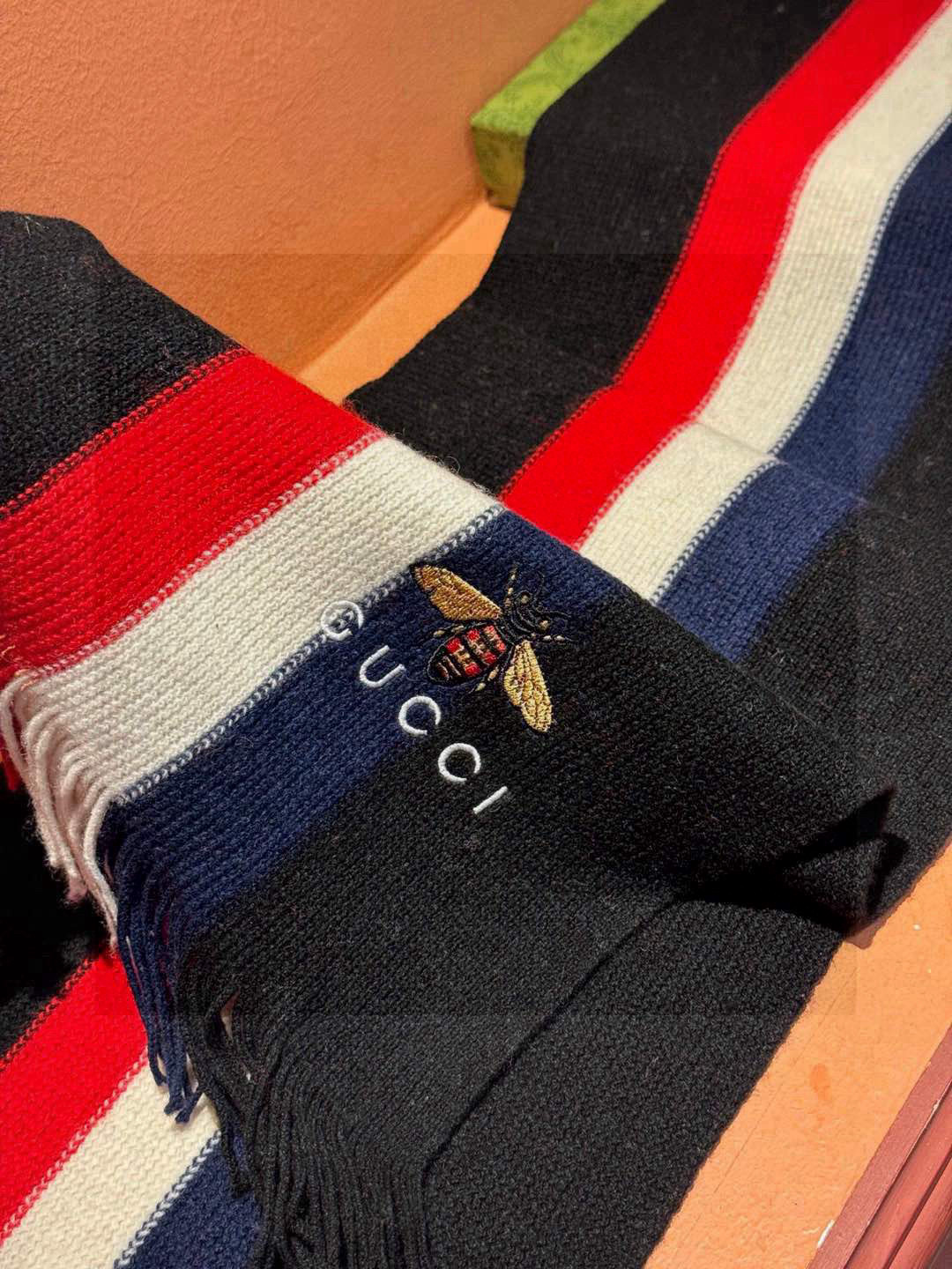   男女同款，百分百纯羊绒 Gucci 高端羊绒针织围巾！】可正式，可随意，非常Classical的设计