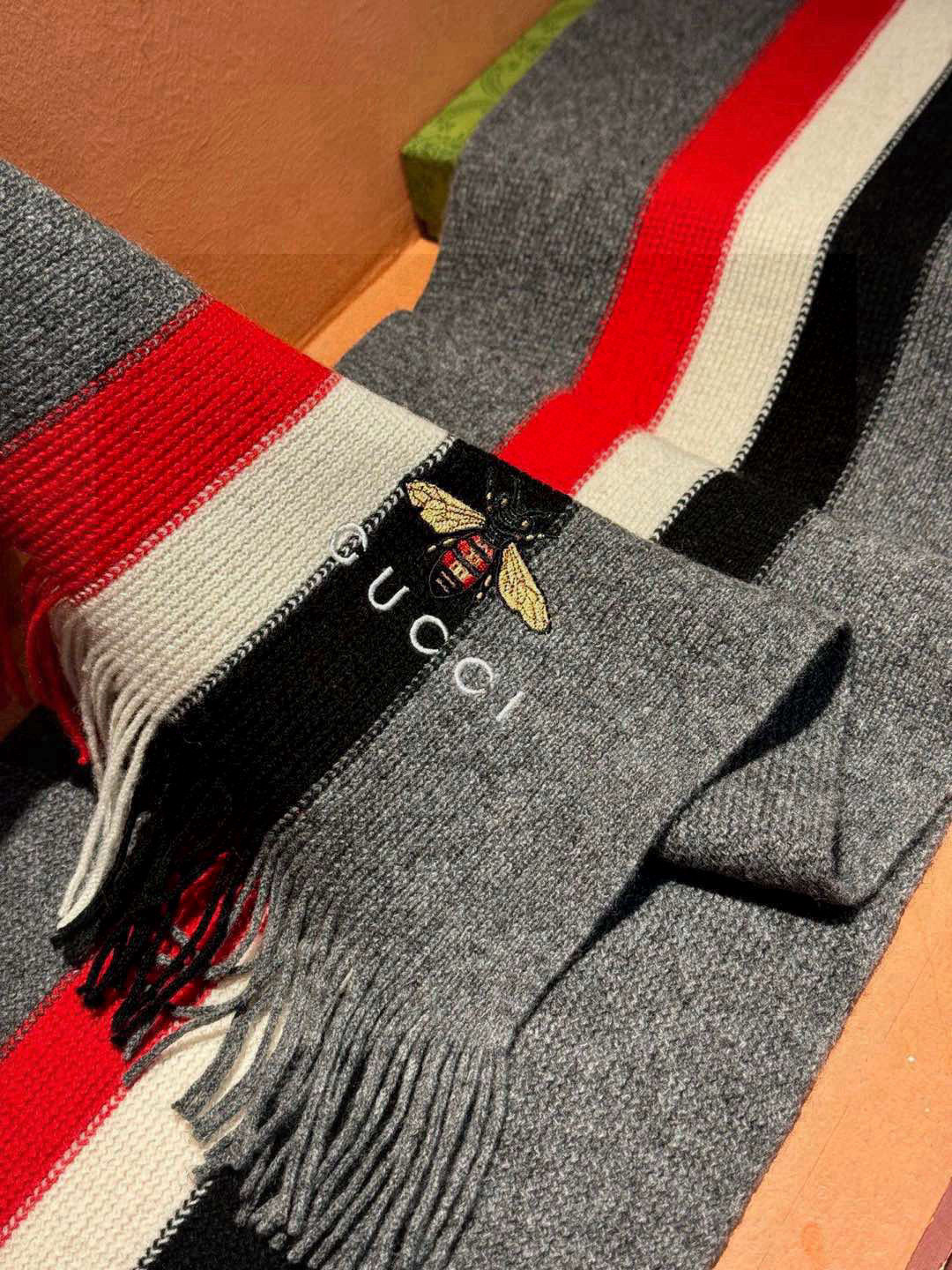   男女同款，百分百纯羊绒 Gucci 高端羊绒针织围巾！】可正式，可随意，非常Classical的设计