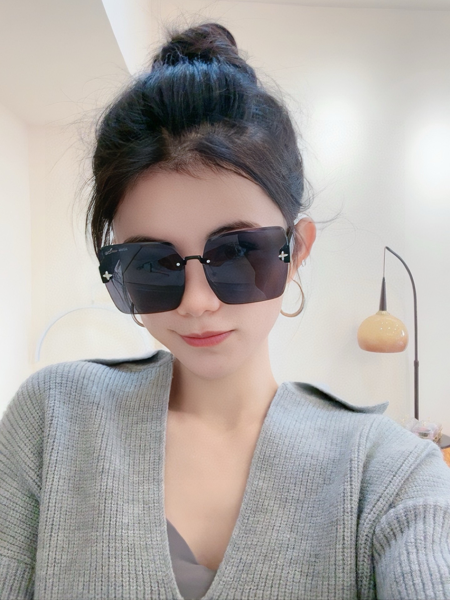 NO:353002,LV large frame sunglasses sunglasses classic square frame design, not picky about face shape, it shows temperament and prevents UV rays whether paired with a coat or a dress. Model L5970 glasses sunglasses, glasses, louis vuitton, skirts19860909lv大框太阳镜墨镜经典的方框设计,不挑脸型,无论搭配大衣还是连衣裙都非常显气质预防紫外线 型号L5970眼镜墨镜太阳镜,眼镜,louis vuitton,skirts,glasses