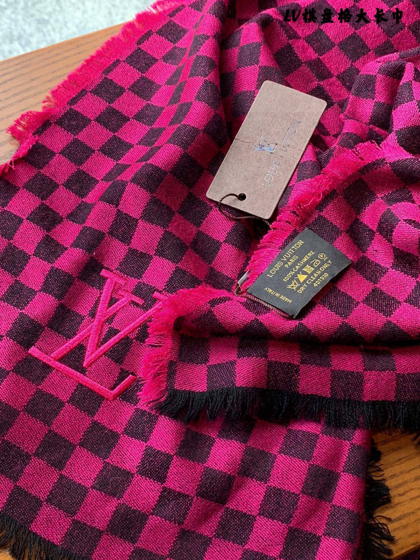   爆款到货了‼️LV家族打破以往的设计🎀💟👐围巾♨️高尖端产物⚠️。时尚大牌的顶尖设计款💓拿到手你就会