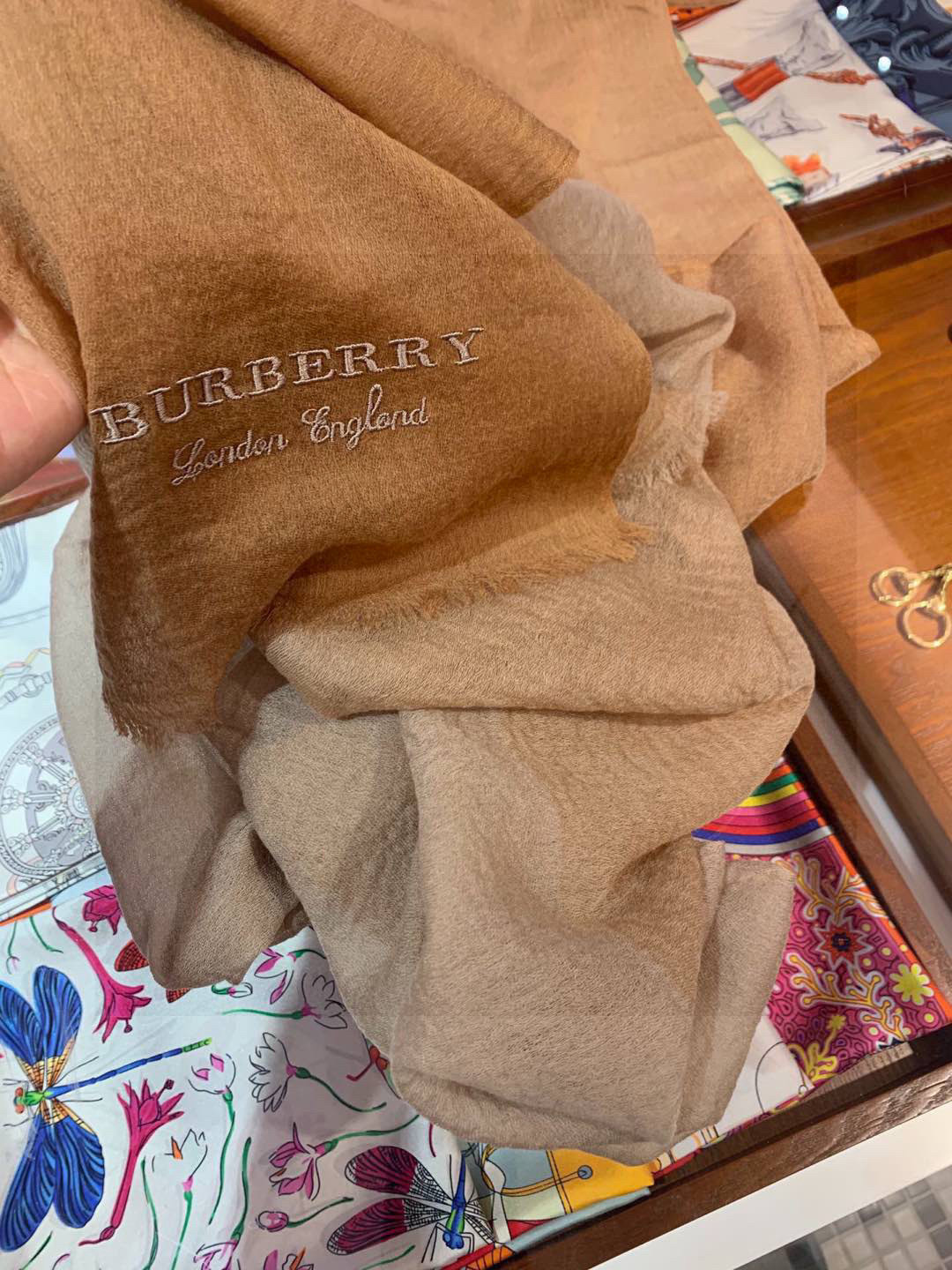  重点推荐！！！高级舒适时髦气质，相信我的就收吧！Burberry这款触动内心的柔美围巾，无法模仿的颜色