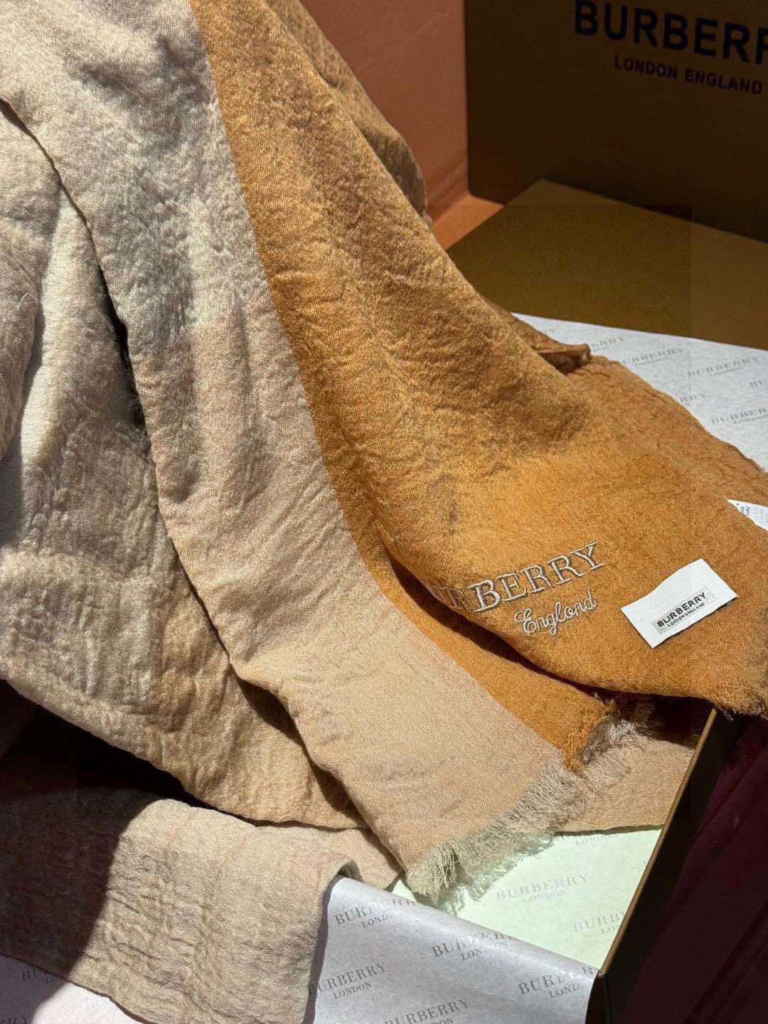  重点推荐！！！高级舒适时髦气质，相信我的就收吧！Burberry这款触动内心的柔美围巾，无法模仿的颜色