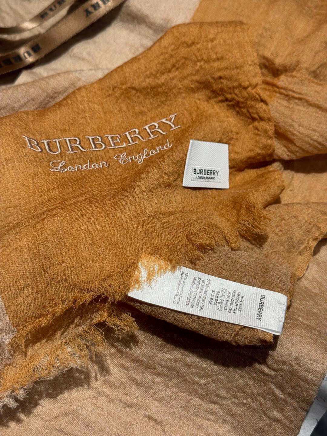  重点推荐！！！高级舒适时髦气质，相信我的就收吧！Burberry这款触动内心的柔美围巾，无法模仿的颜色
