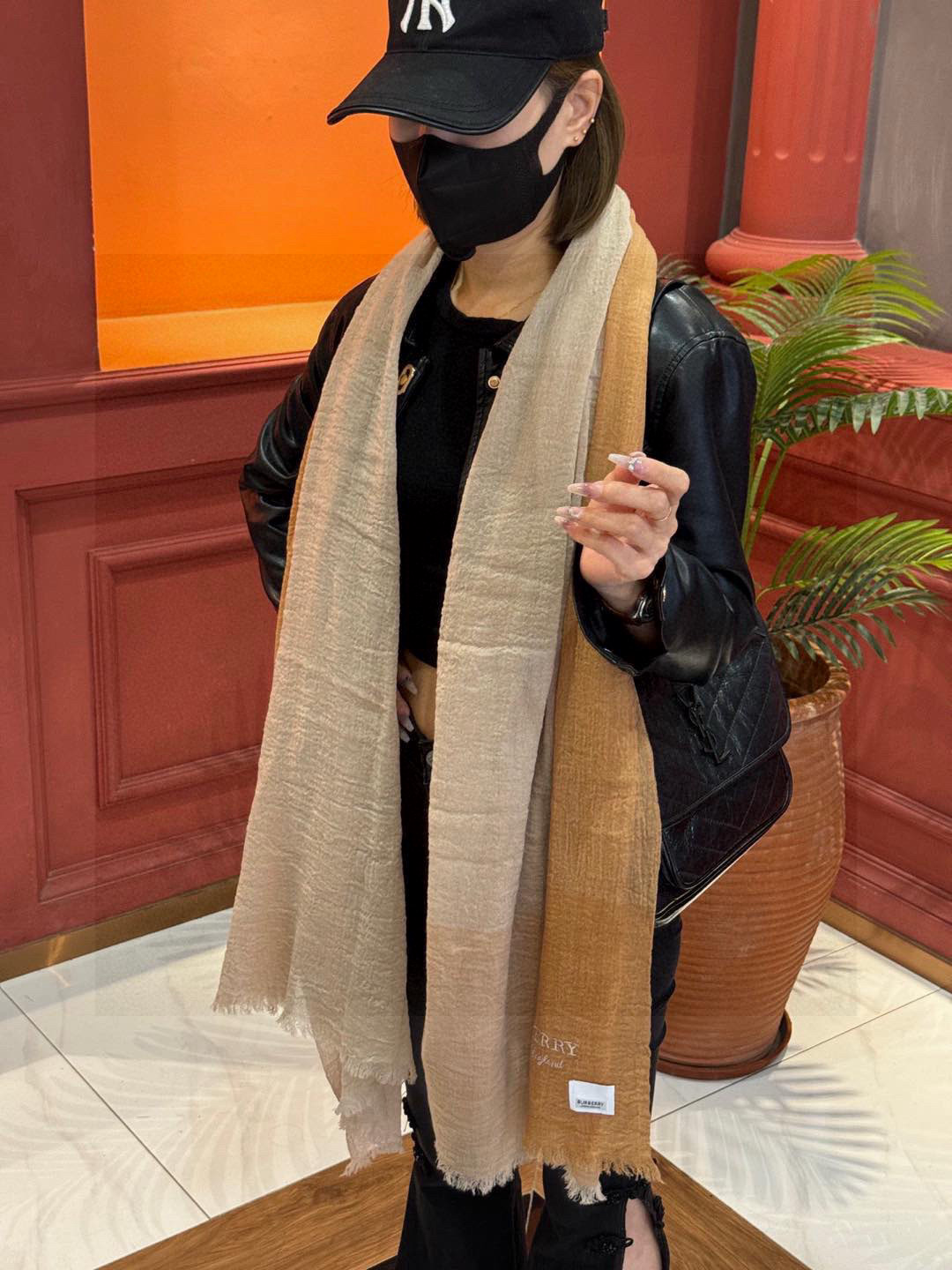  重点推荐！！！高级舒适时髦气质，相信我的就收吧！Burberry这款触动内心的柔美围巾，无法模仿的颜色