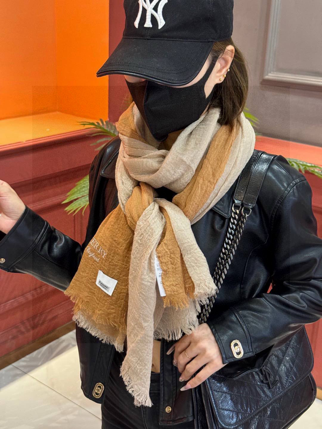  重点推荐！！！高级舒适时髦气质，相信我的就收吧！Burberry这款触动内心的柔美围巾，无法模仿的颜色
