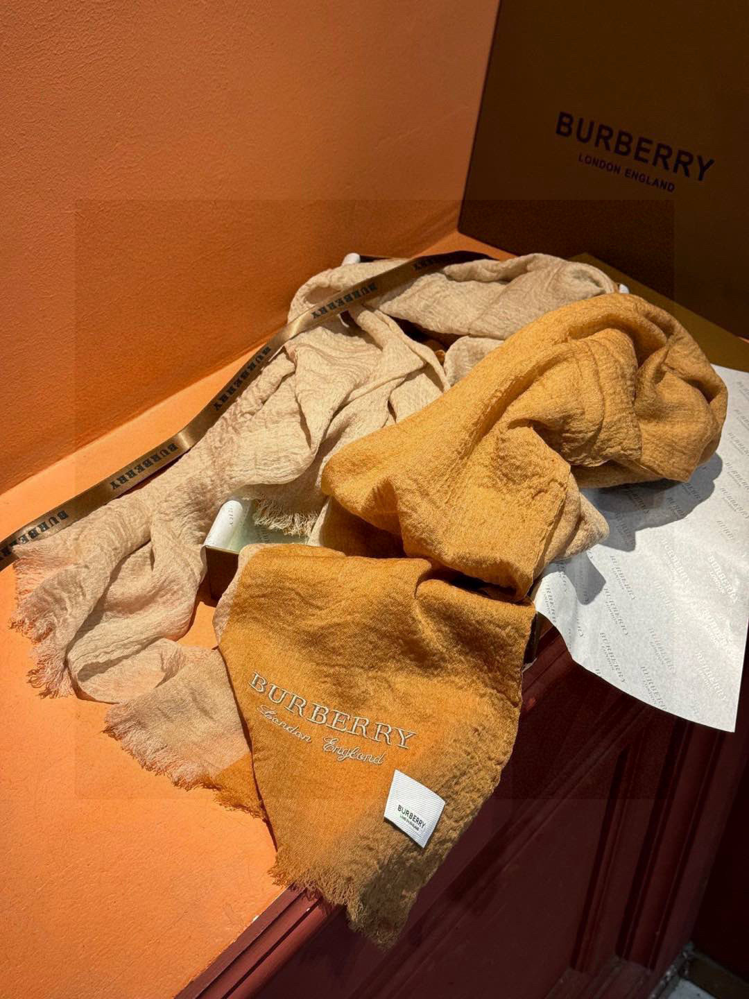  重点推荐！！！高级舒适时髦气质，相信我的就收吧！Burberry这款触动内心的柔美围巾，无法模仿的颜色