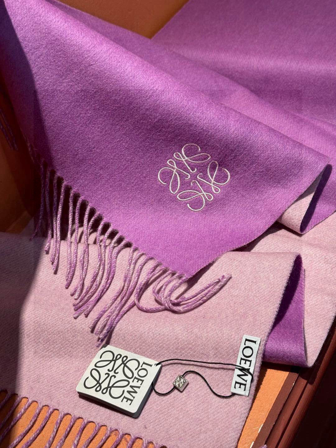  罗意威👍巴黎时装展商务男士女士通用双面羊绒披肩。代工厂臻选上乘的超细羊绒纤维 进行纯手工精梳处理 耗时