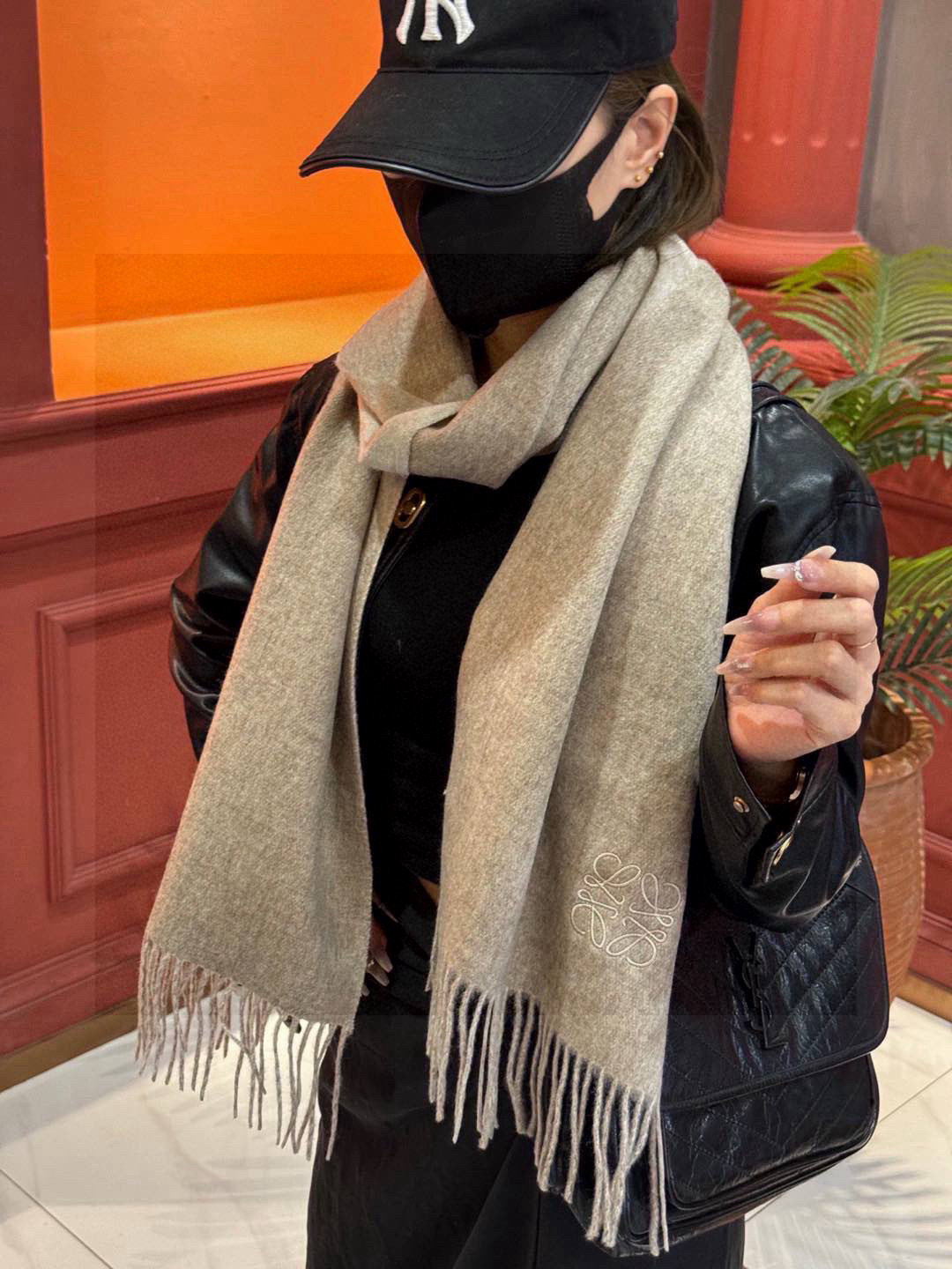  罗意威👍巴黎时装展商务男士女士通用双面羊绒披肩。代工厂臻选上乘的超细羊绒纤维 进行纯手工精梳处理 耗时