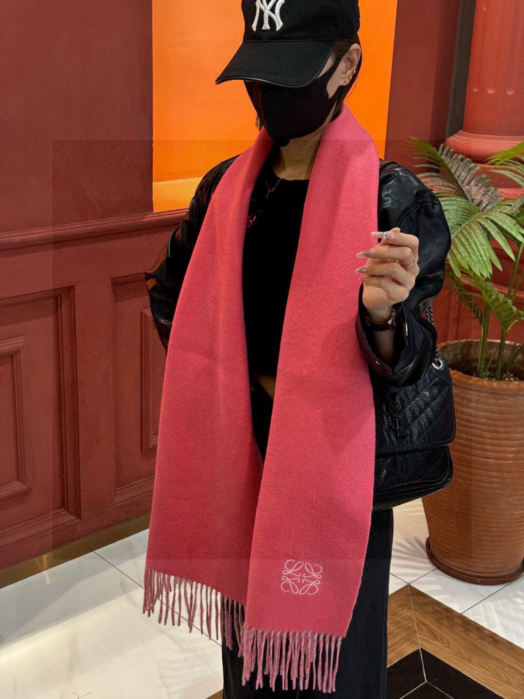  罗意威👍巴黎时装展商务男士女士通用双面羊绒披肩。代工厂臻选上乘的超细羊绒纤维 进行纯手工精梳处理 耗时