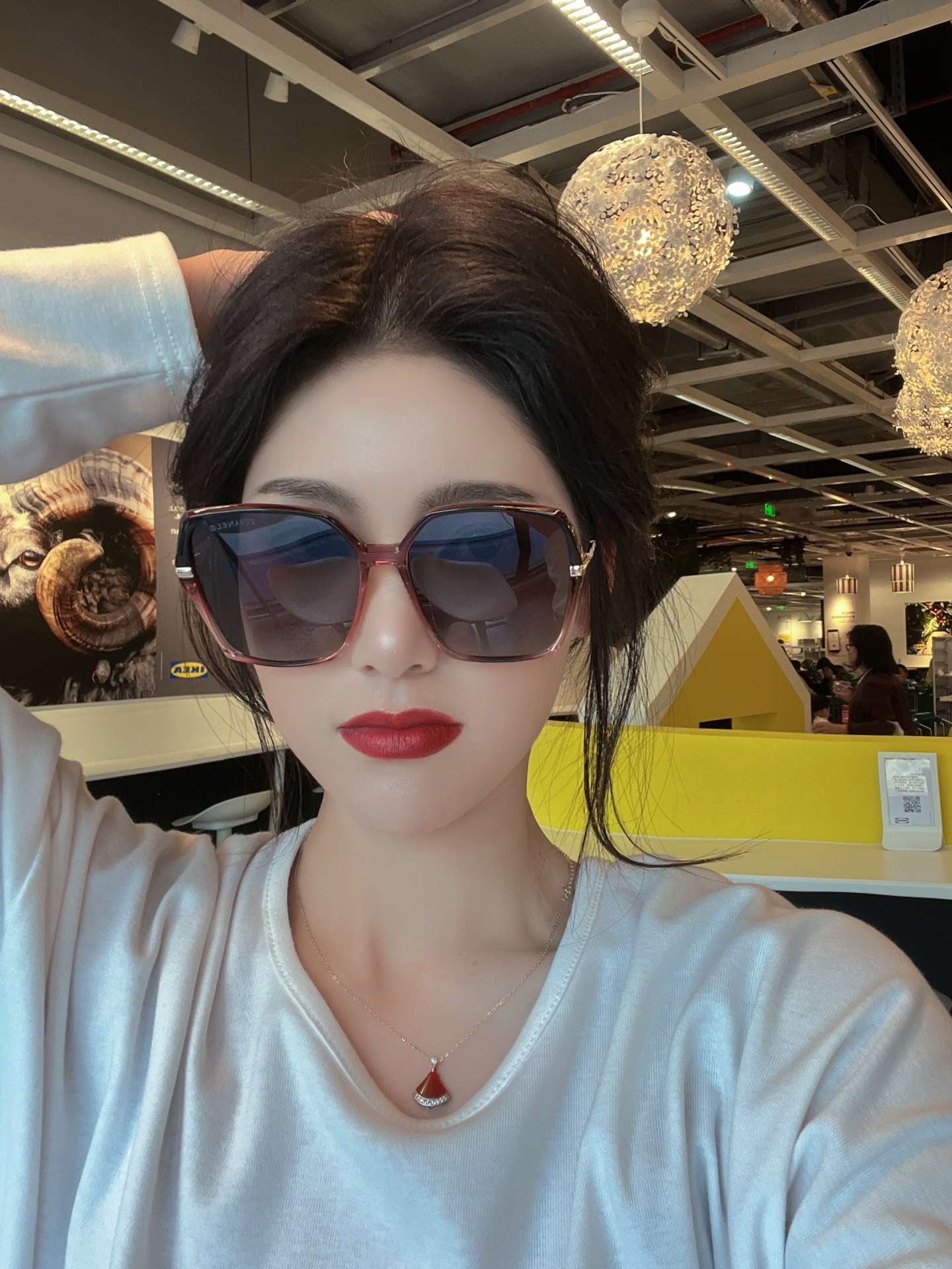   香奈儿 太阳镜🌞  2022开春新品超轻墨镜🆕众多博主网红都有配戴的 很有设计感 超前时尚💕 镜腿立