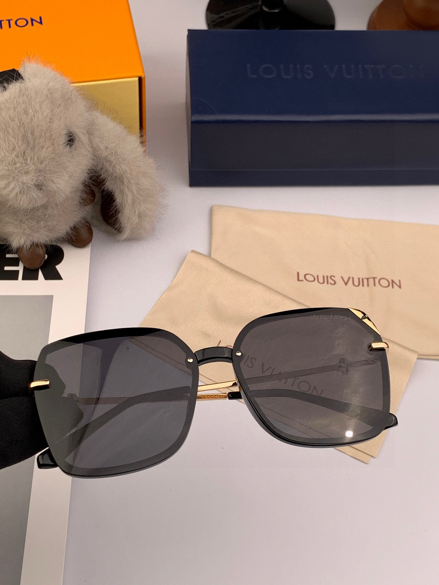   LV 太阳镜潮品官网模特同款 玫瑰玫瑰四叶草🍀精致个性设计简约时尚 高品质值得拥有绝对潮爆整个夏季 