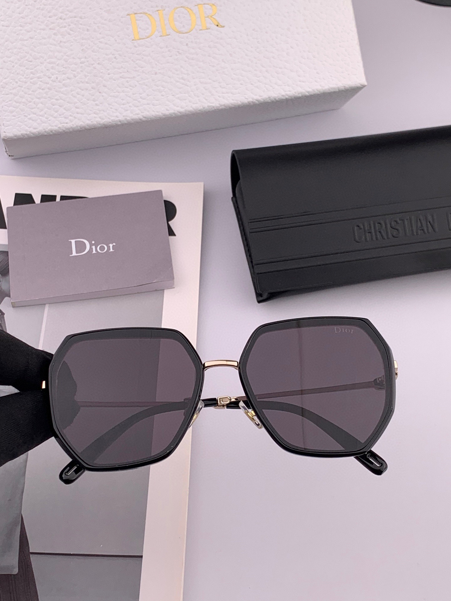   【DIOR】2025新款潮流爆款 时尚方框太阳镜 佩戴舒适 网红潮款墨镜  女士高清加厚偏光太阳镜🕶
