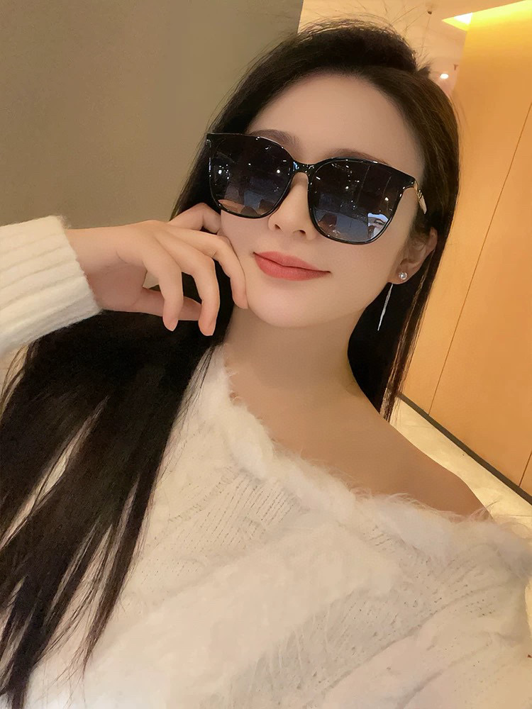  新品CHANEL 香奈儿太阳镜以独特魅力和前卫风格诠释春夏最新眼镜，以方框设计两边经典小香珍珠做点缀，