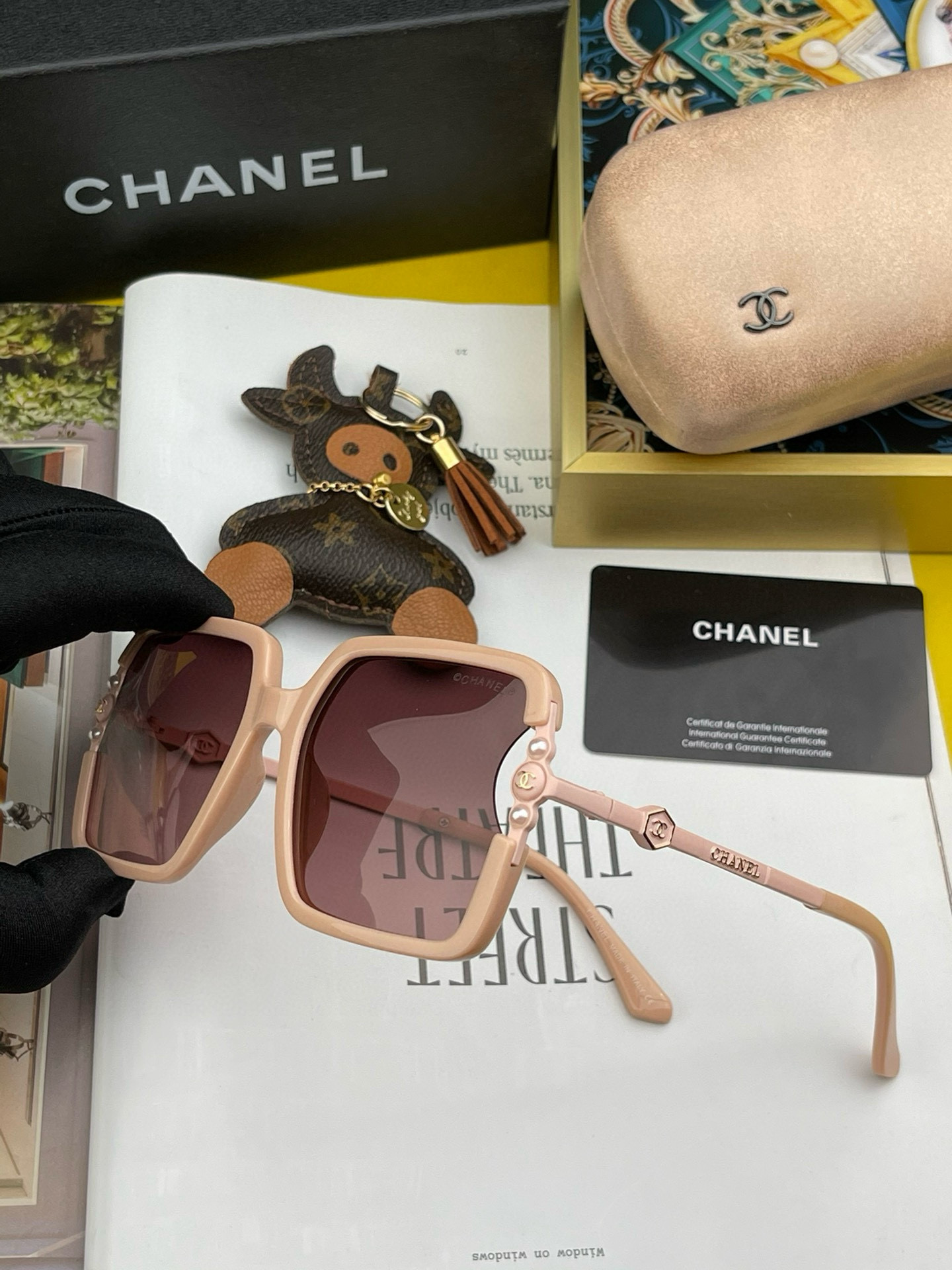 🔺CHANEL🔻2025官方早春新款，众多明星同款色香奈儿‼️‼️新款大框偏光墨镜 ，镜腿LOGO小珍珠