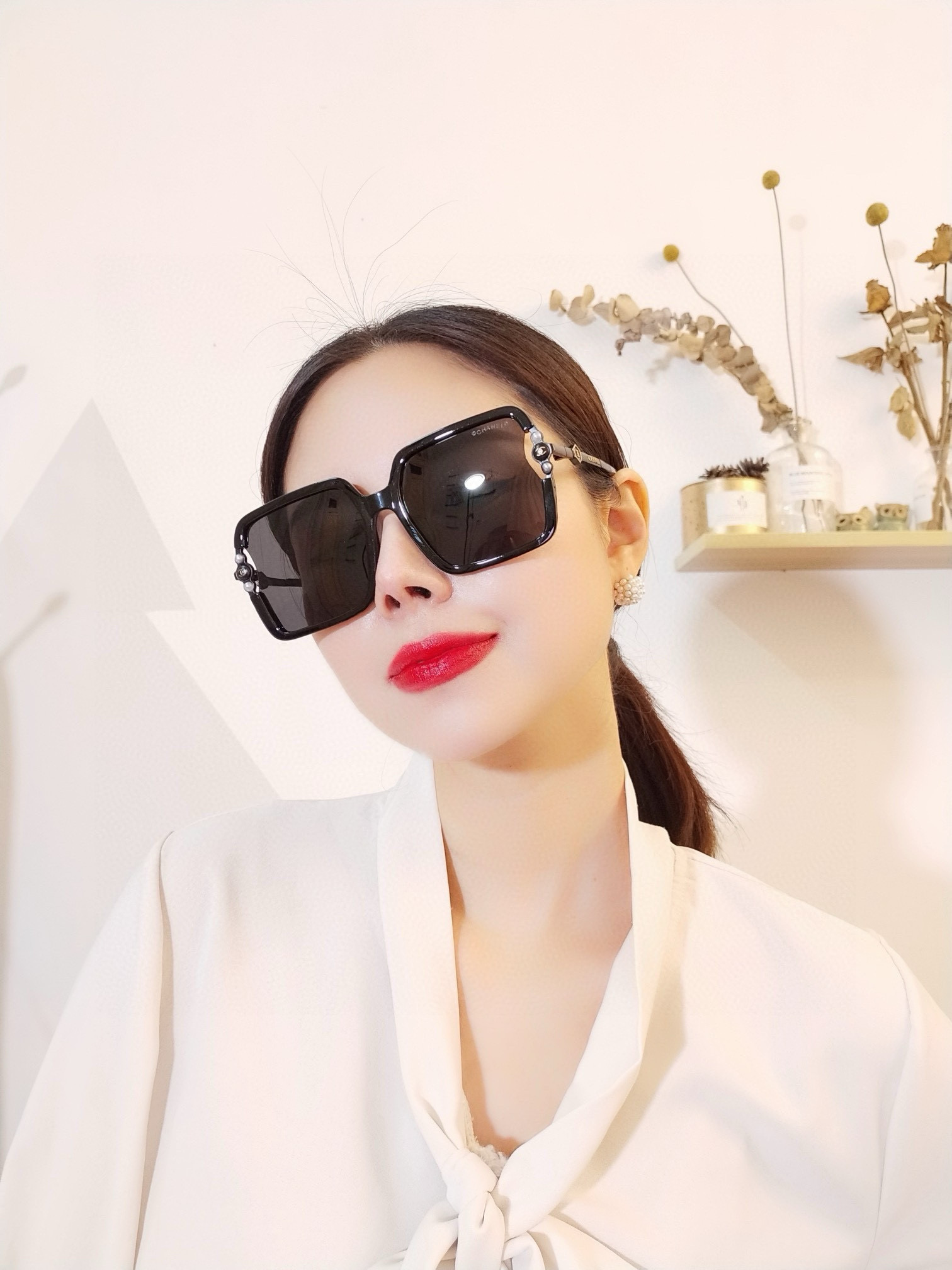 🔺CHANEL🔻2025官方早春新款，众多明星同款色香奈儿‼️‼️新款大框偏光墨镜 ，镜腿LOGO小珍珠