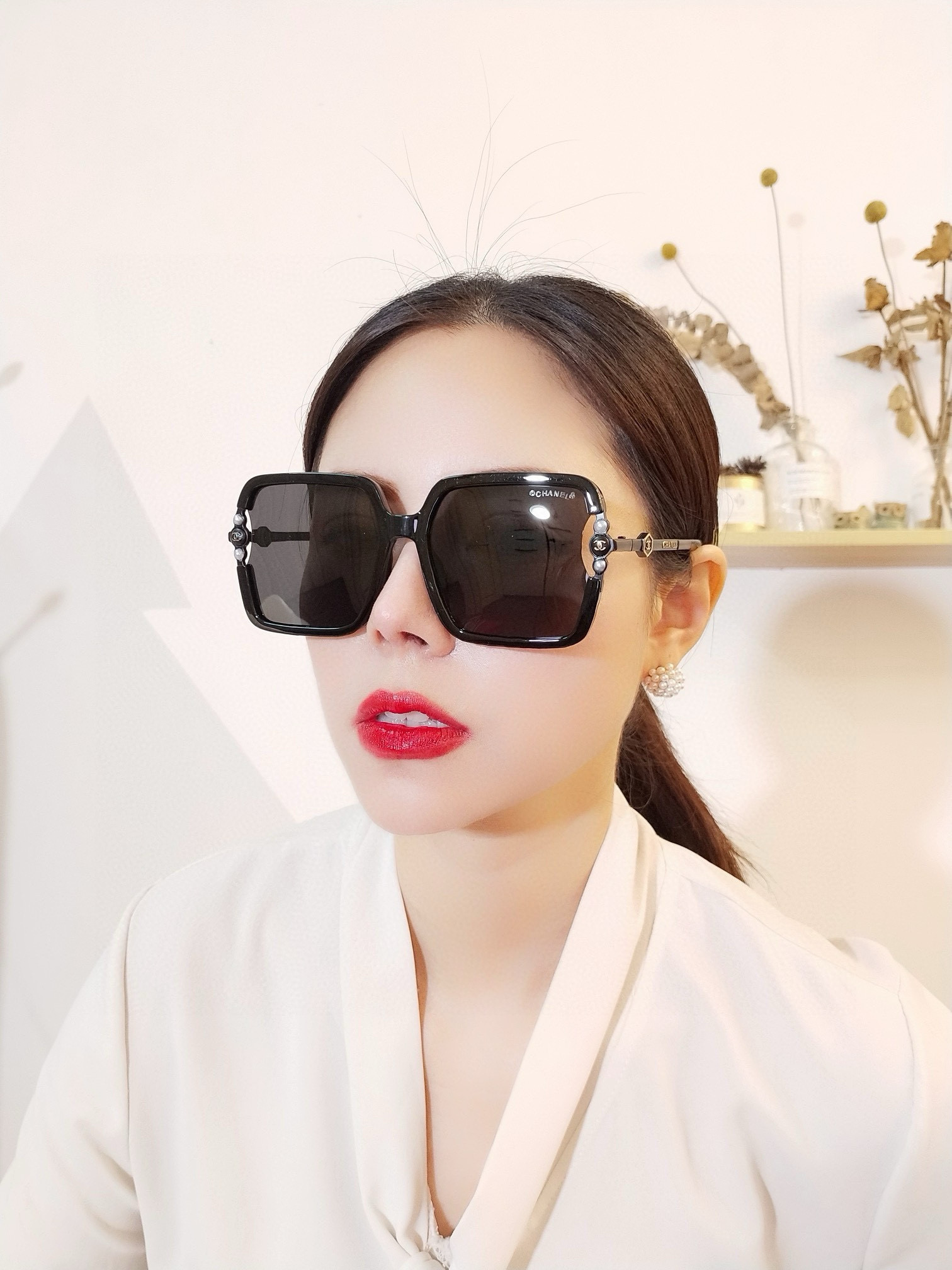 🔺CHANEL🔻2025官方早春新款，众多明星同款色香奈儿‼️‼️新款大框偏光墨镜 ，镜腿LOGO小珍珠