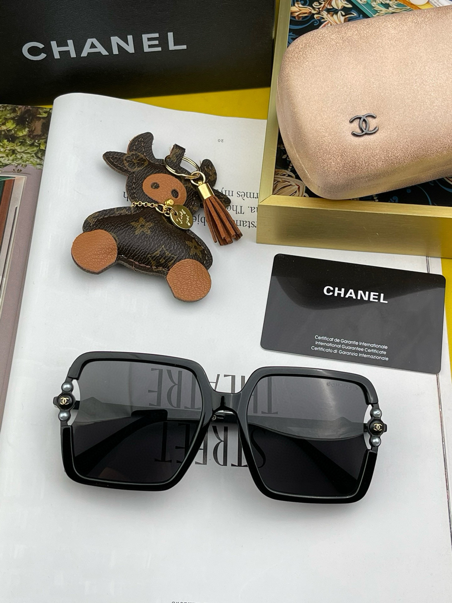 🔺CHANEL🔻2025官方早春新款，众多明星同款色香奈儿‼️‼️新款大框偏光墨镜 ，镜腿LOGO小珍珠