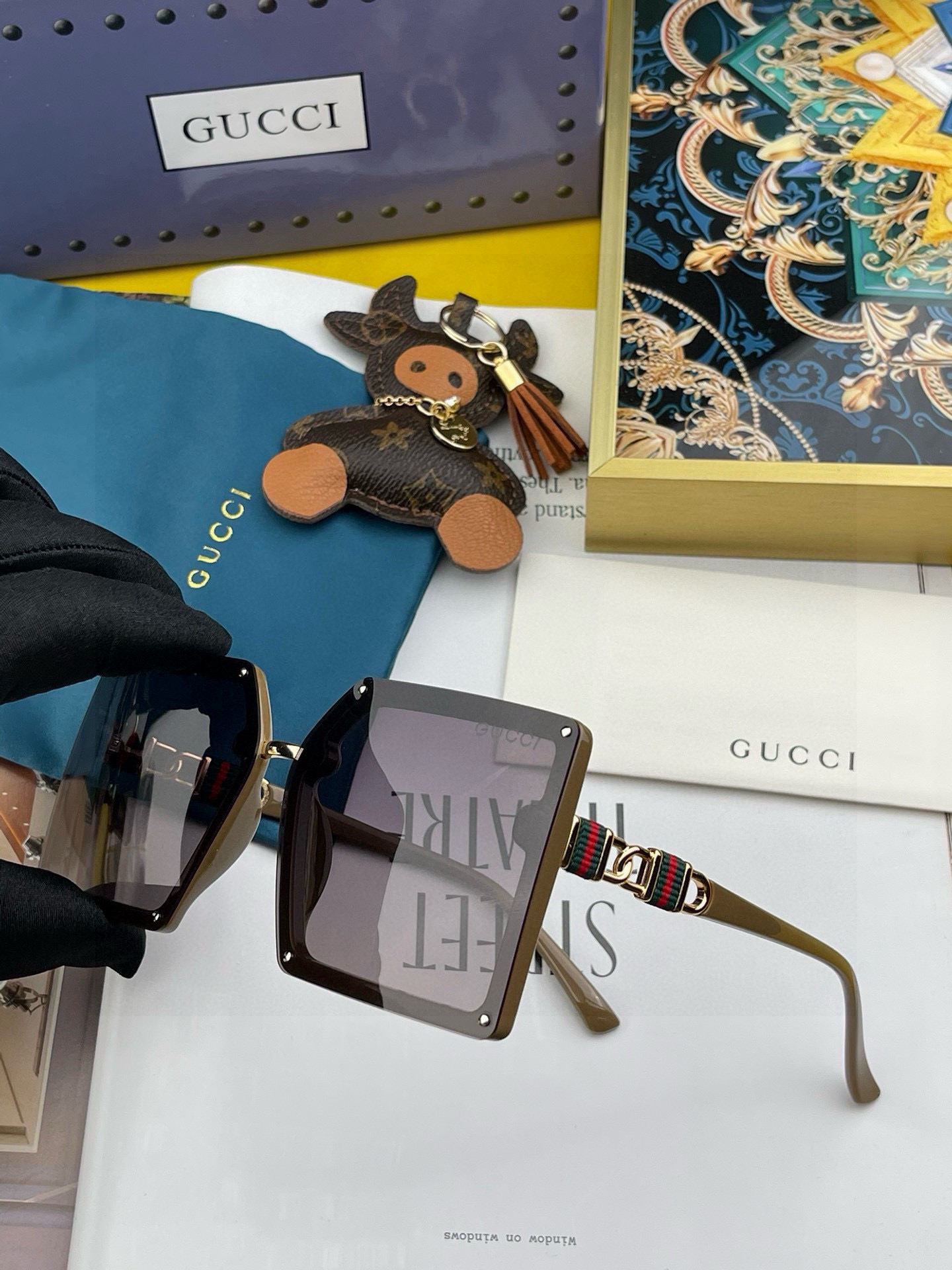  【TR偏光系列】Gucci   经典的方框设计，不挑脸型，无论搭配大衣还是连衣裙都非常显气质偏光镜片预