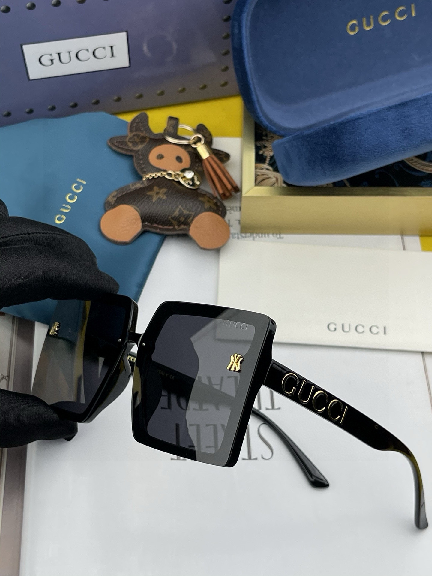   【TR偏光系列】
 Gucci联名系列限量版经典的方框设计，不挑脸型，无论搭配大衣还是连衣裙都非常显