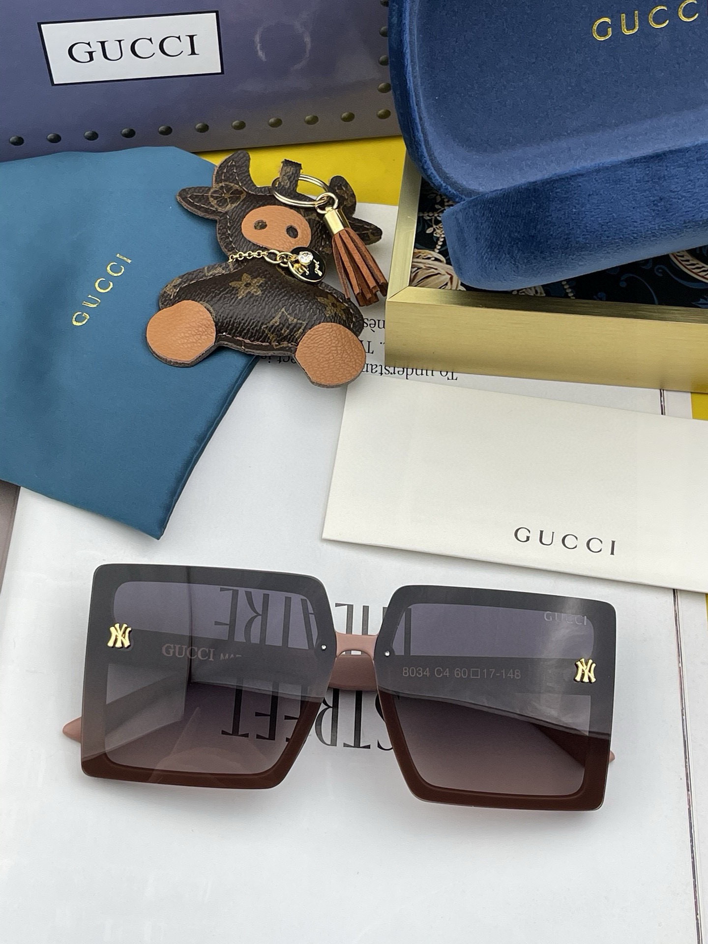   【TR偏光系列】
 Gucci联名系列限量版经典的方框设计，不挑脸型，无论搭配大衣还是连衣裙都非常显