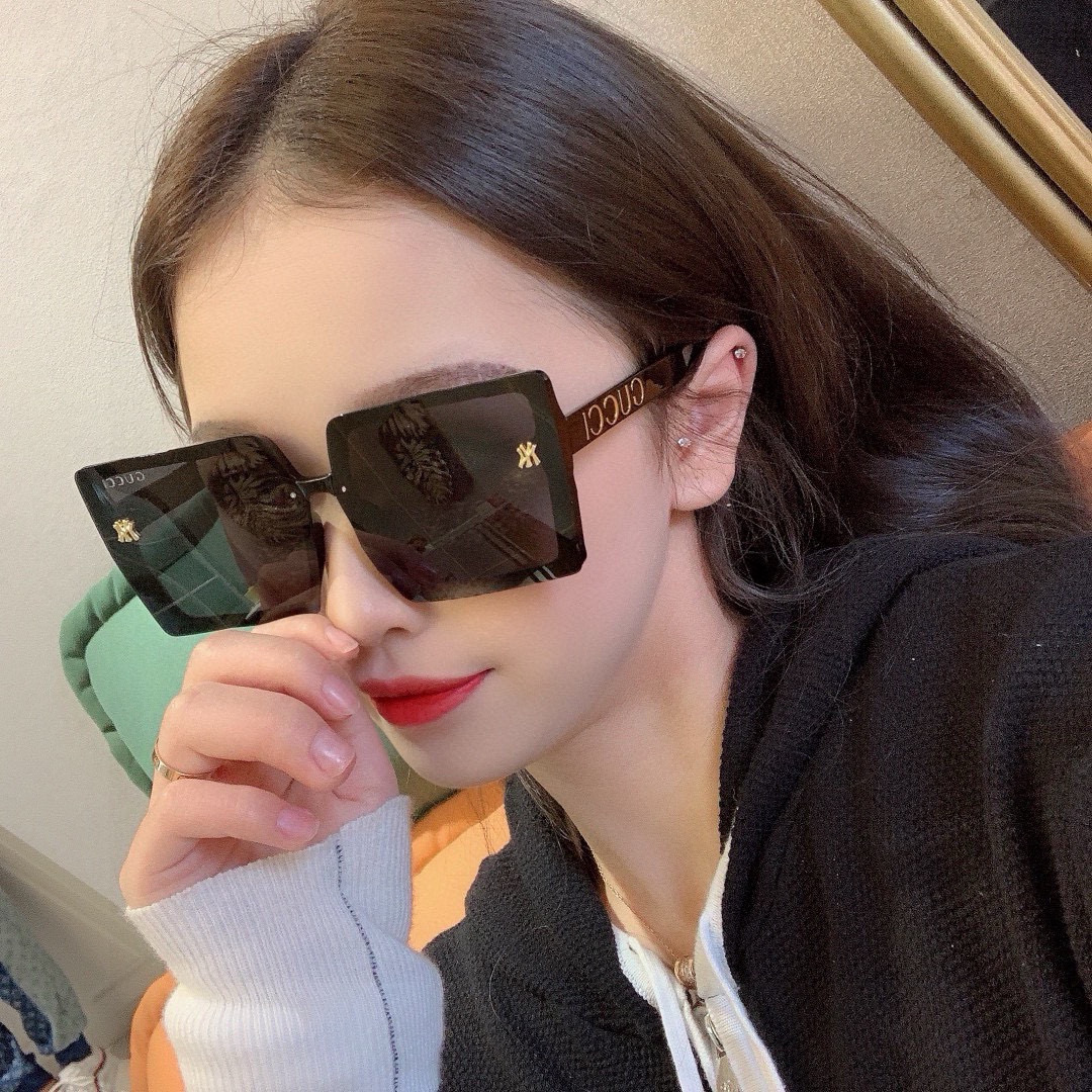   【TR偏光系列】
 Gucci联名系列限量版经典的方框设计，不挑脸型，无论搭配大衣还是连衣裙都非常显