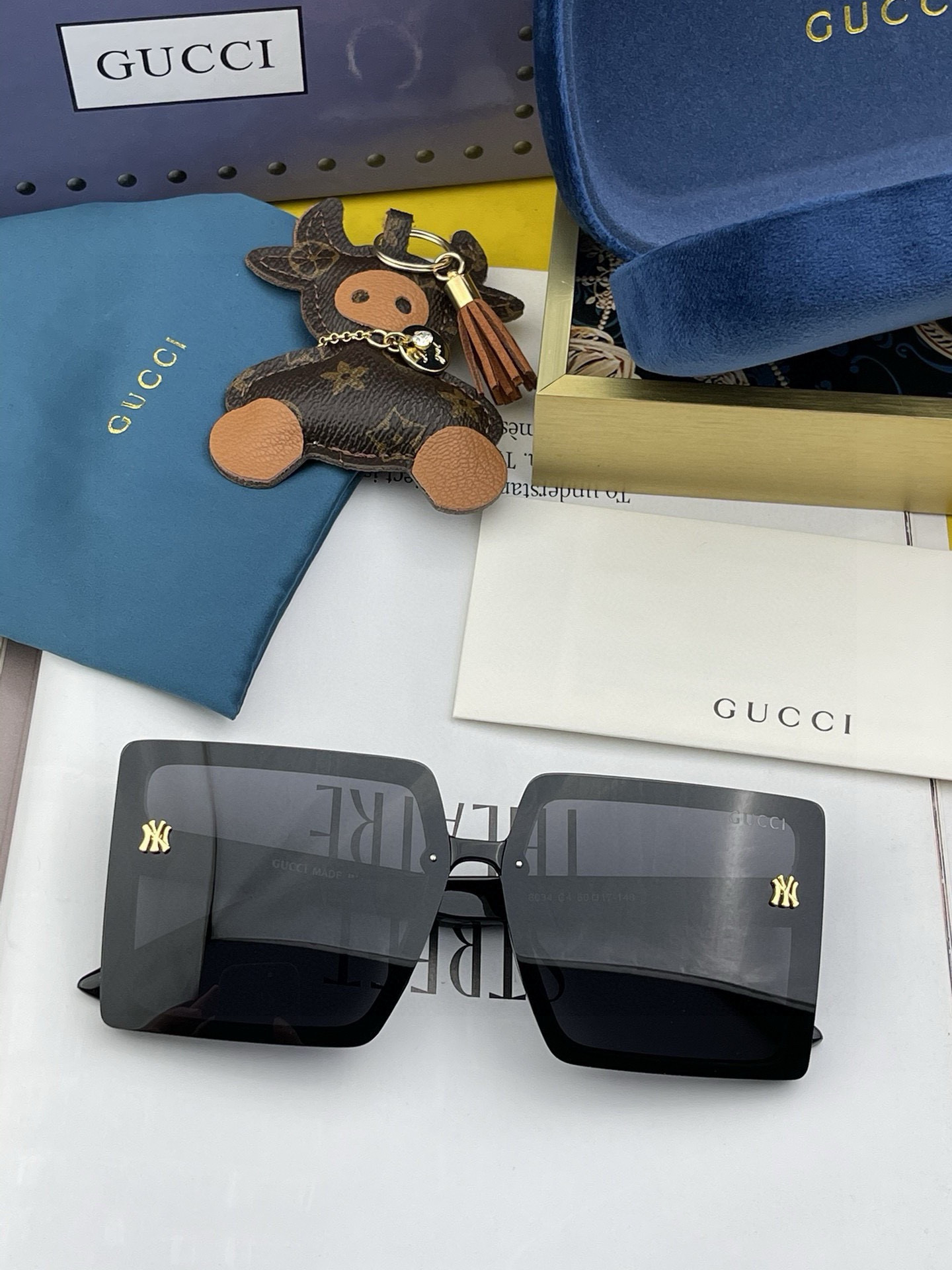   【TR偏光系列】
 Gucci联名系列限量版经典的方框设计，不挑脸型，无论搭配大衣还是连衣裙都非常显