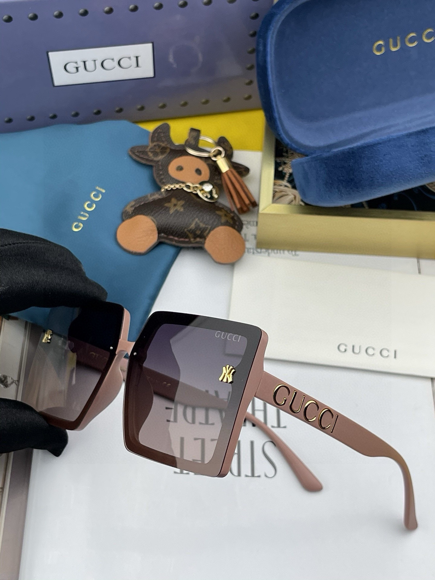   【TR偏光系列】
 Gucci联名系列限量版经典的方框设计，不挑脸型，无论搭配大衣还是连衣裙都非常显