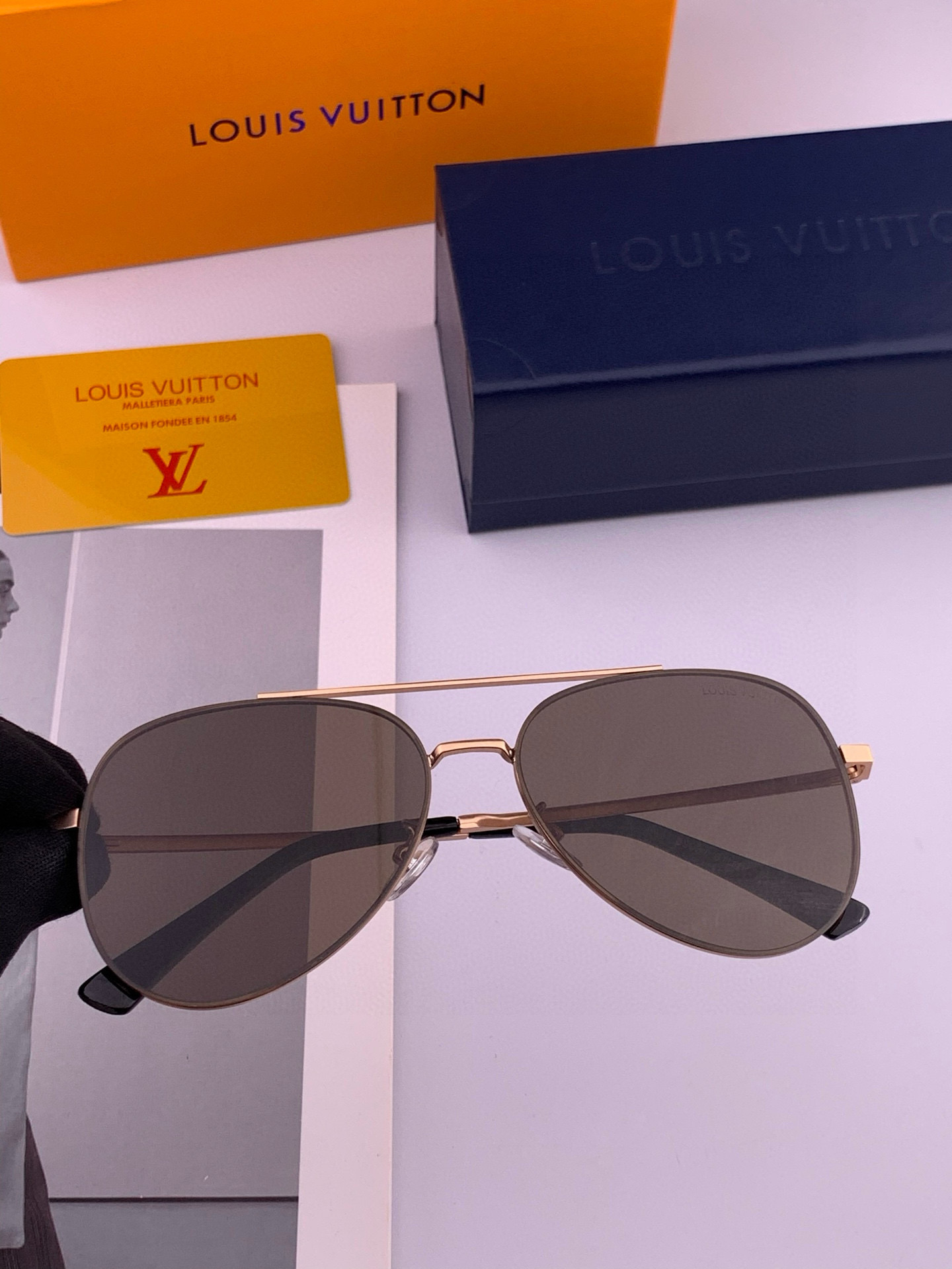       LV 男款炫彩飞行员偏光太阳镜 ❤️材质：高清尼龙加厚卡槽高清偏光镜片 🌹无边框镜架💕颜👍型