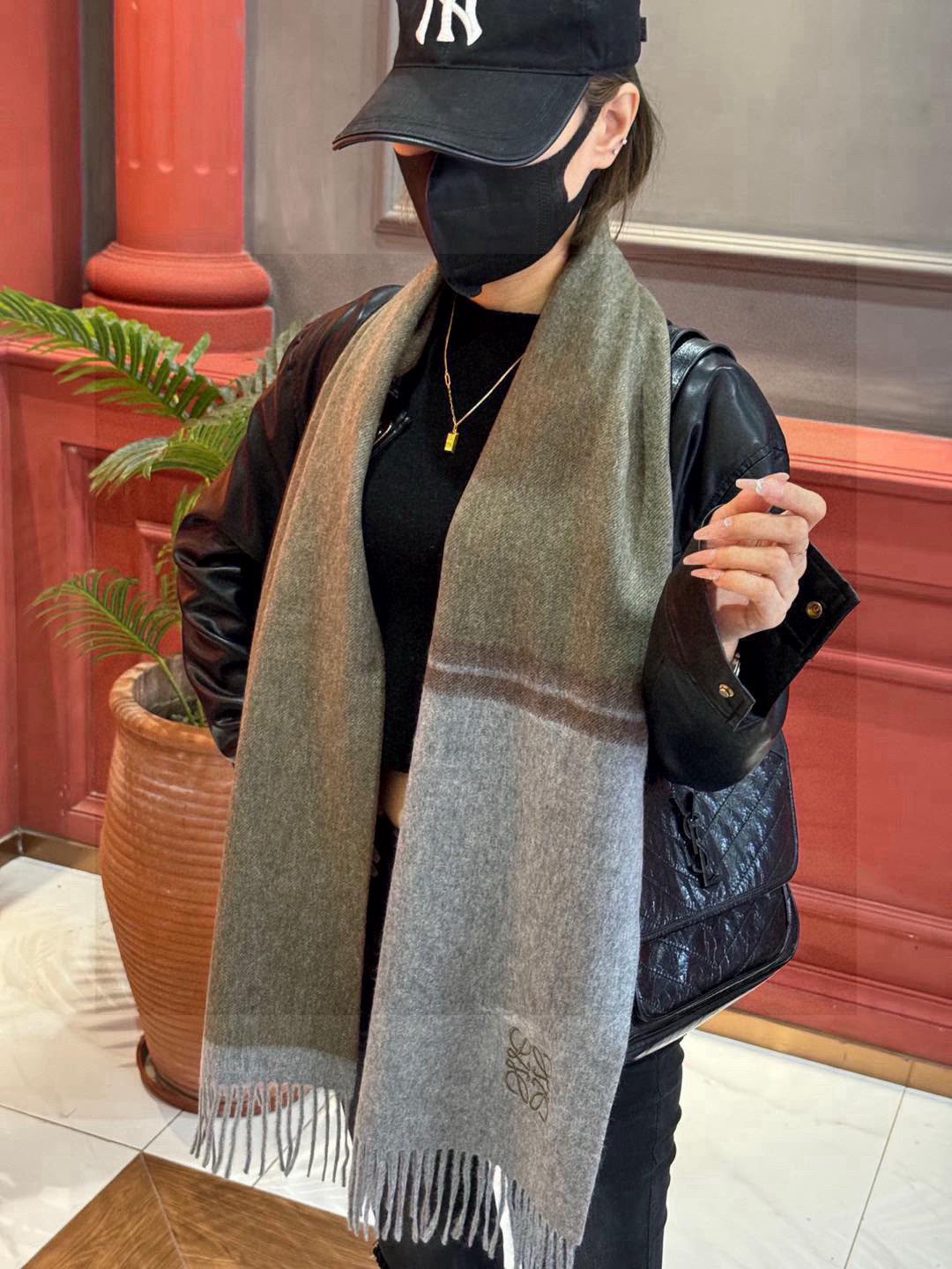  ✨✨太美了😍罗意威 情侣款 美到要尖叫😱专柜最新款🎊英伦欧美范儿 又是一款即时尚又实用的大围巾&长巾，