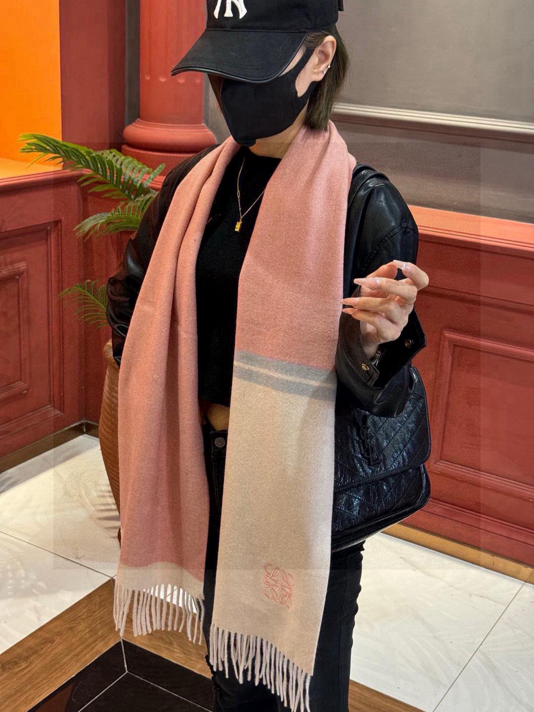  ✨✨太美了😍罗意威 情侣款 美到要尖叫😱专柜最新款🎊英伦欧美范儿 又是一款即时尚又实用的大围巾&长巾，