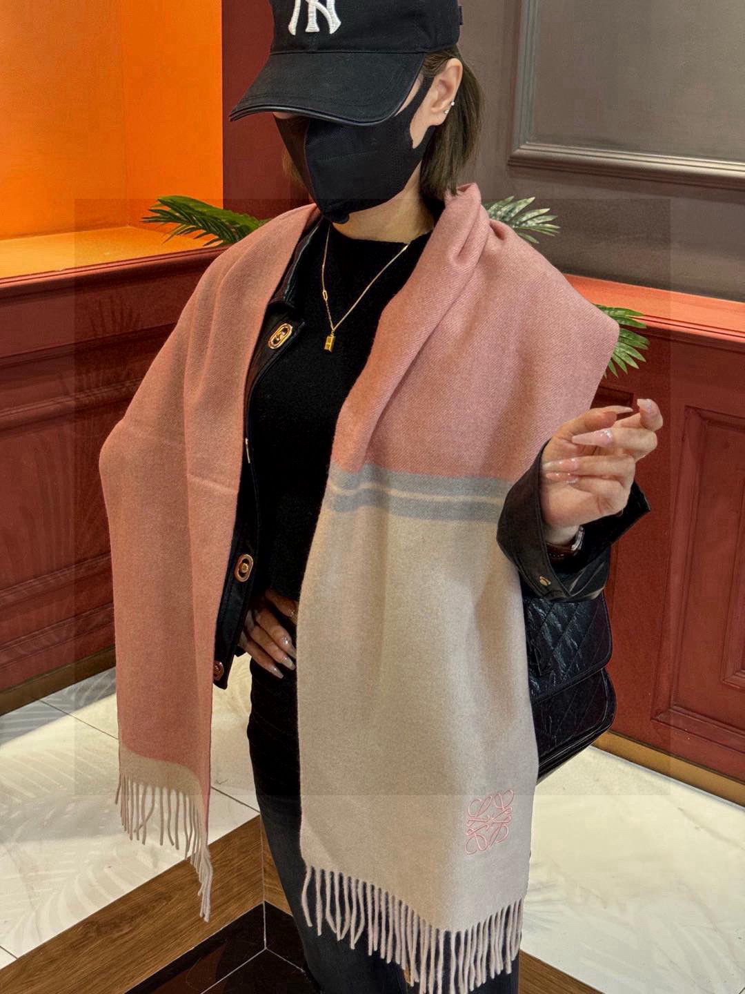  ✨✨太美了😍罗意威 情侣款 美到要尖叫😱专柜最新款🎊英伦欧美范儿 又是一款即时尚又实用的大围巾&长巾，