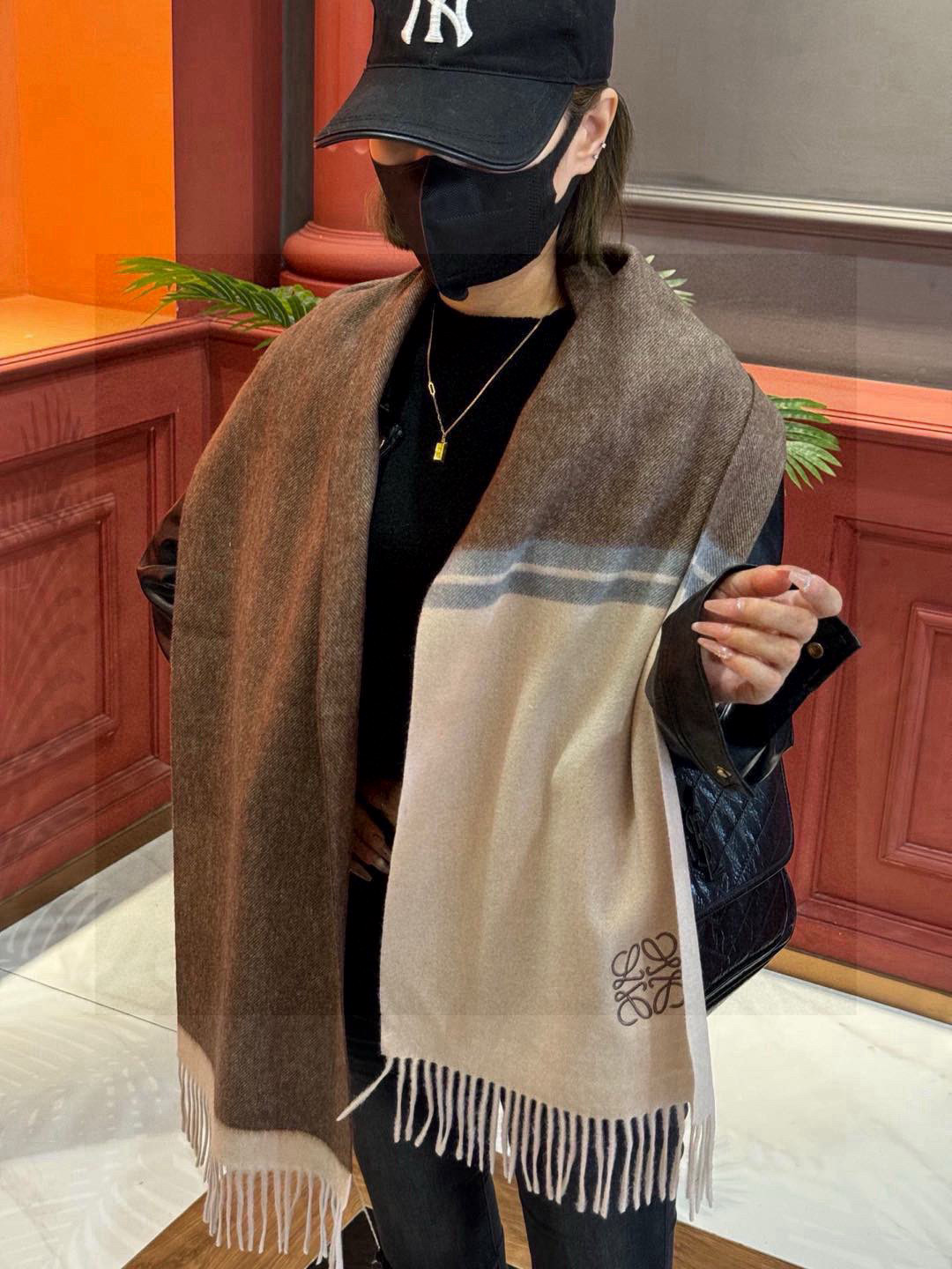  ✨✨太美了😍罗意威 情侣款 美到要尖叫😱专柜最新款🎊英伦欧美范儿 又是一款即时尚又实用的大围巾&长巾，