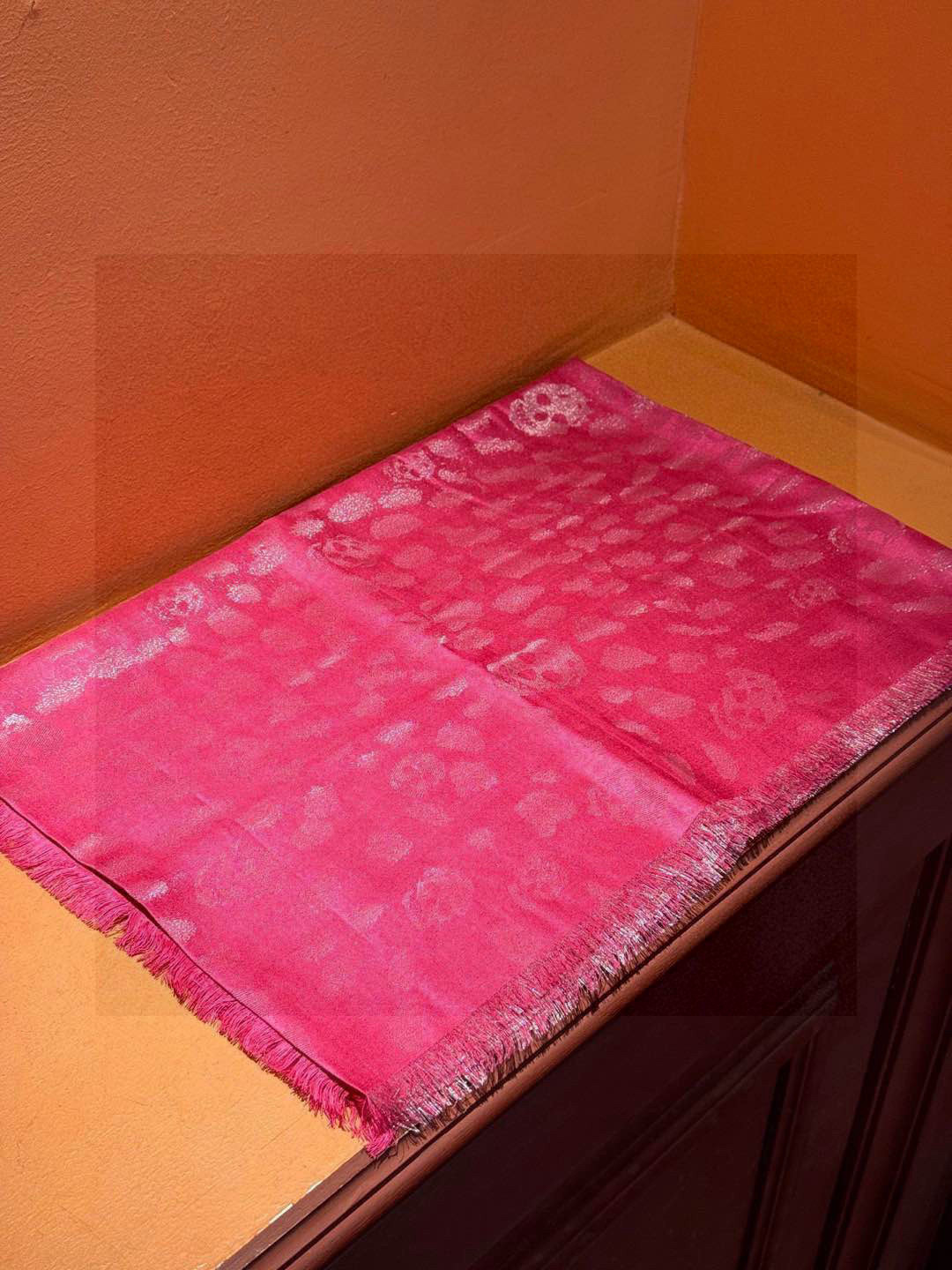  超美的银色鬼头~防冷气又时髦的单品💋麦昆 新品.永远都不会嫌多的款~❣️MCQ麦昆永恒经典的骷髅头‼️