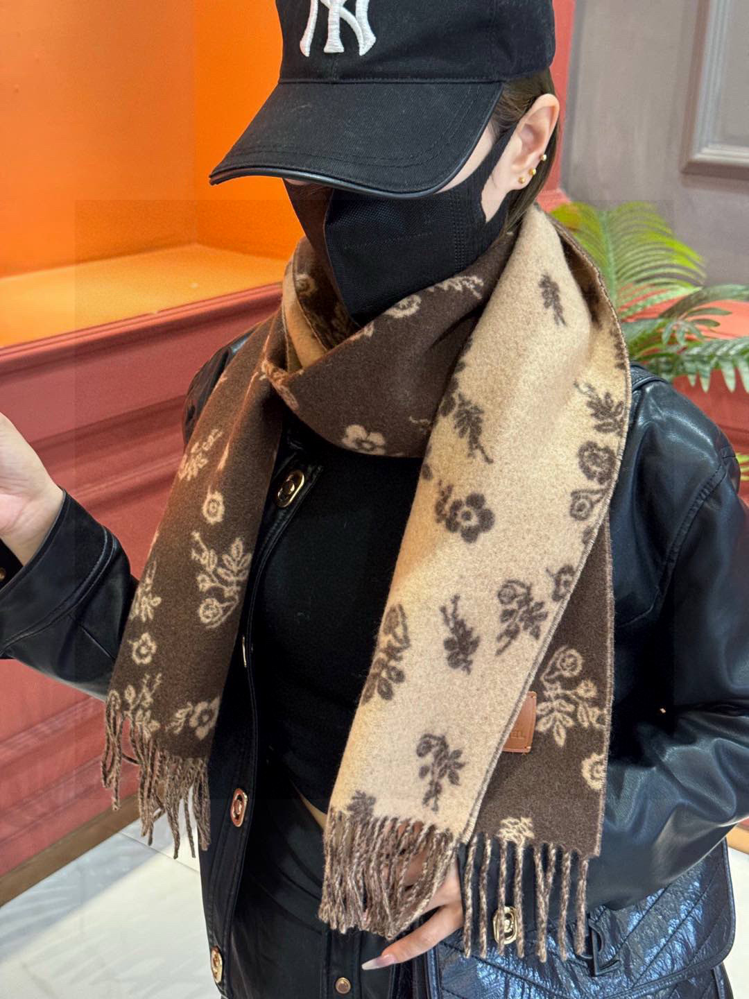   香奈儿 。代工厂臻选上乘的超细羊绒纤维 进行纯手工精梳处理 耗时耗力 再以清泉水浸泡涤荡 使羊绒纤维