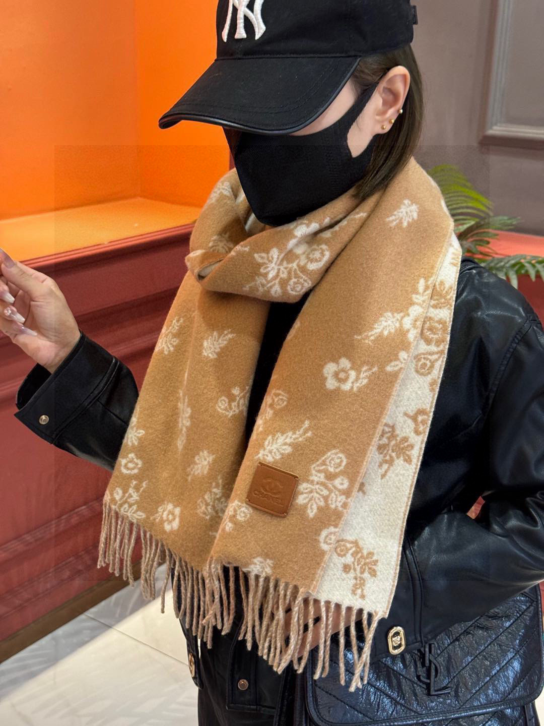   香奈儿 。代工厂臻选上乘的超细羊绒纤维 进行纯手工精梳处理 耗时耗力 再以清泉水浸泡涤荡 使羊绒纤维