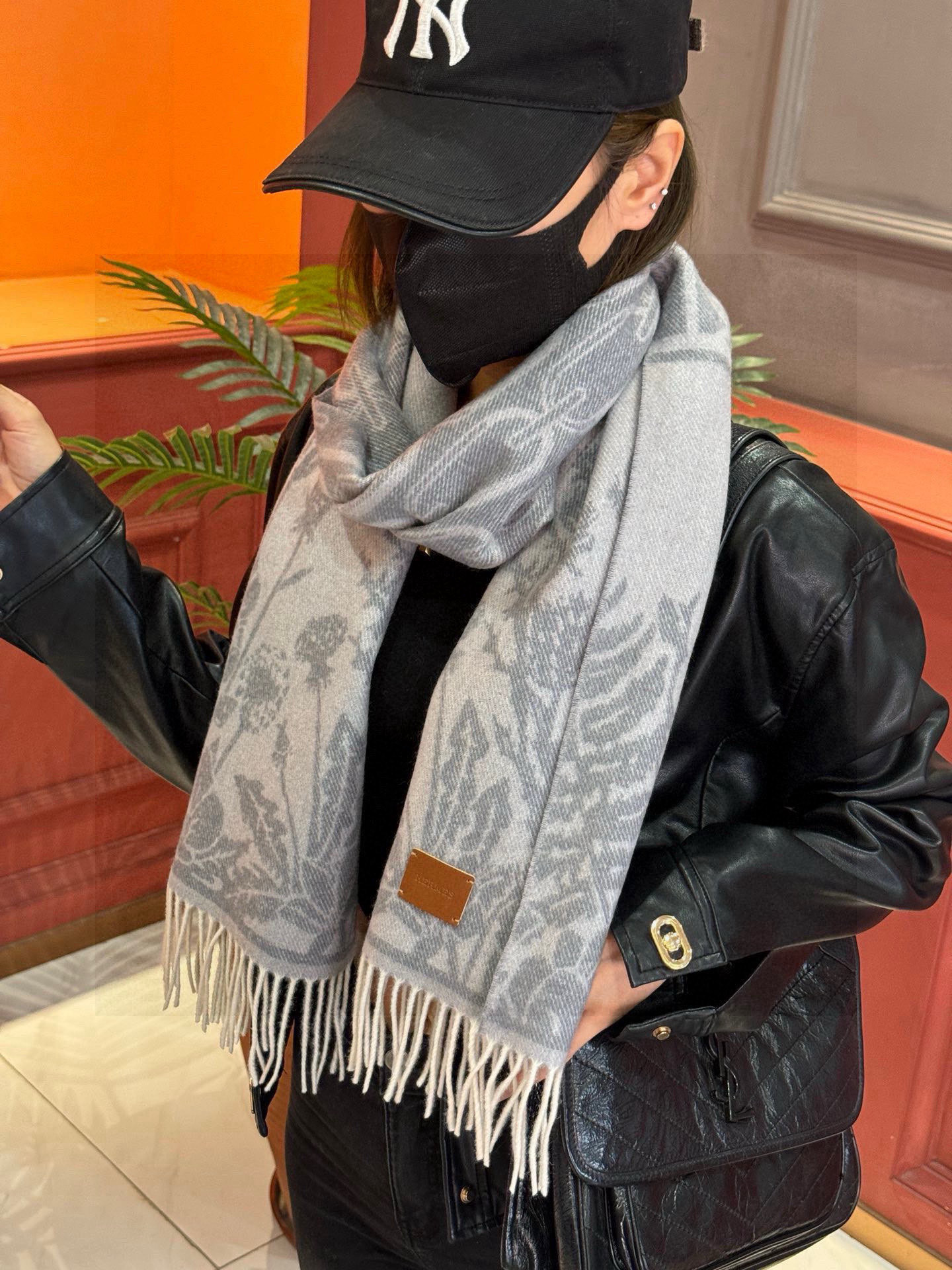   爱马仕👍巴黎时装展商务男士女士羊绒围巾。代工厂臻选上乘的超细羊绒纤维 进行纯手工精梳处理 耗时耗力 
