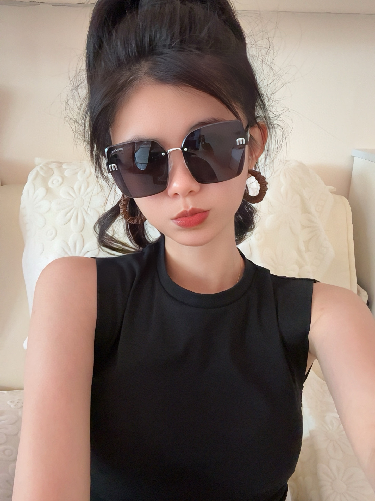 NO:357197,MIUMIU/Miao Miu 2025 new spring style shines new styles on stage. Sunglasses trendy products. Exquisite personal design. Simple and fashionable. The quality of the counter is worthy of possession. Absolutely trendy. Fashion items that enhance personal taste. Model M7550 glasses. Sunglasses, sunglasses, glasses, miumiu19860909MIUMIU/缪缪2025开春新款闪耀新款璀璨登台 太阳镜潮品 精致个性设计简约时尚 专柜品质值得拥有 绝对潮爆 提升个人品味的时尚单品 型号M7550眼镜墨镜太阳镜,眼镜,miumiu,glasses