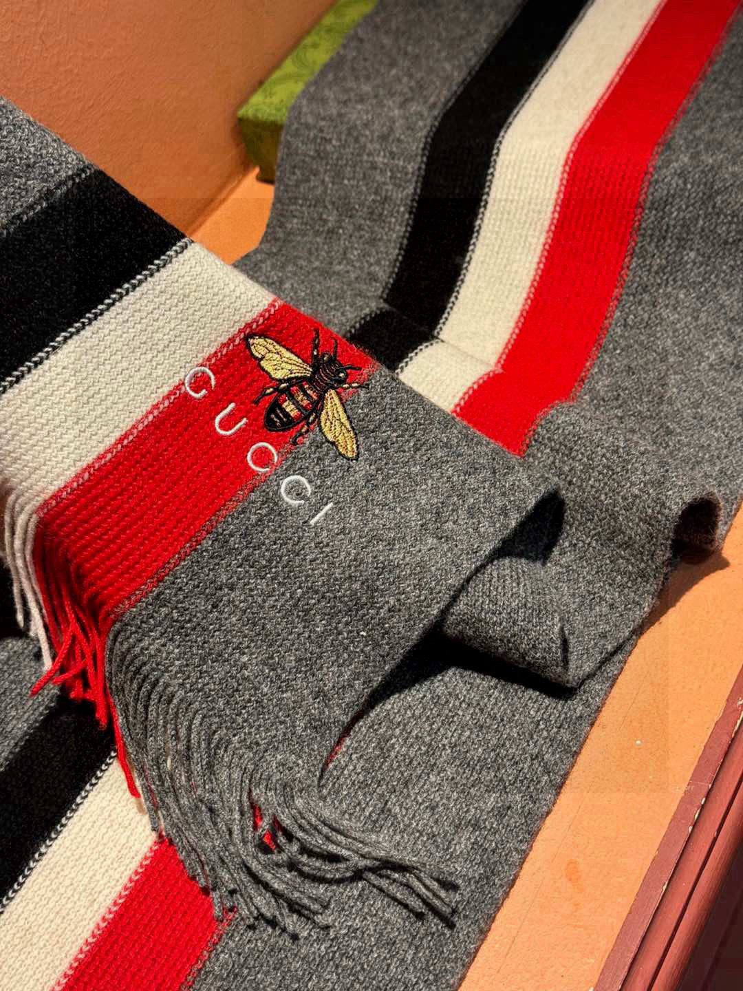   男女同款，百分百纯羊绒 Gucci 高端羊绒针织围巾！】可正式，可随意，非常Classical的设计