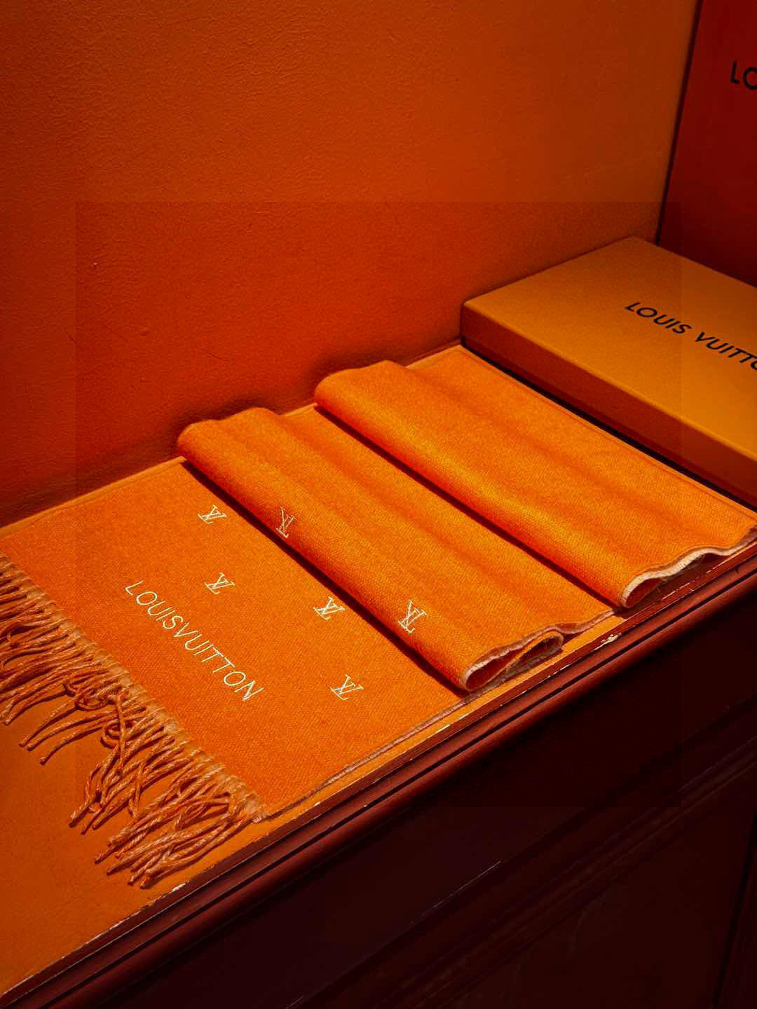   【LV】官网新款 情侣款 巴黎时装展双面羊绒围巾！采用蒙古高原细羊绒！手感满满地都是细腻的绒毛！这个