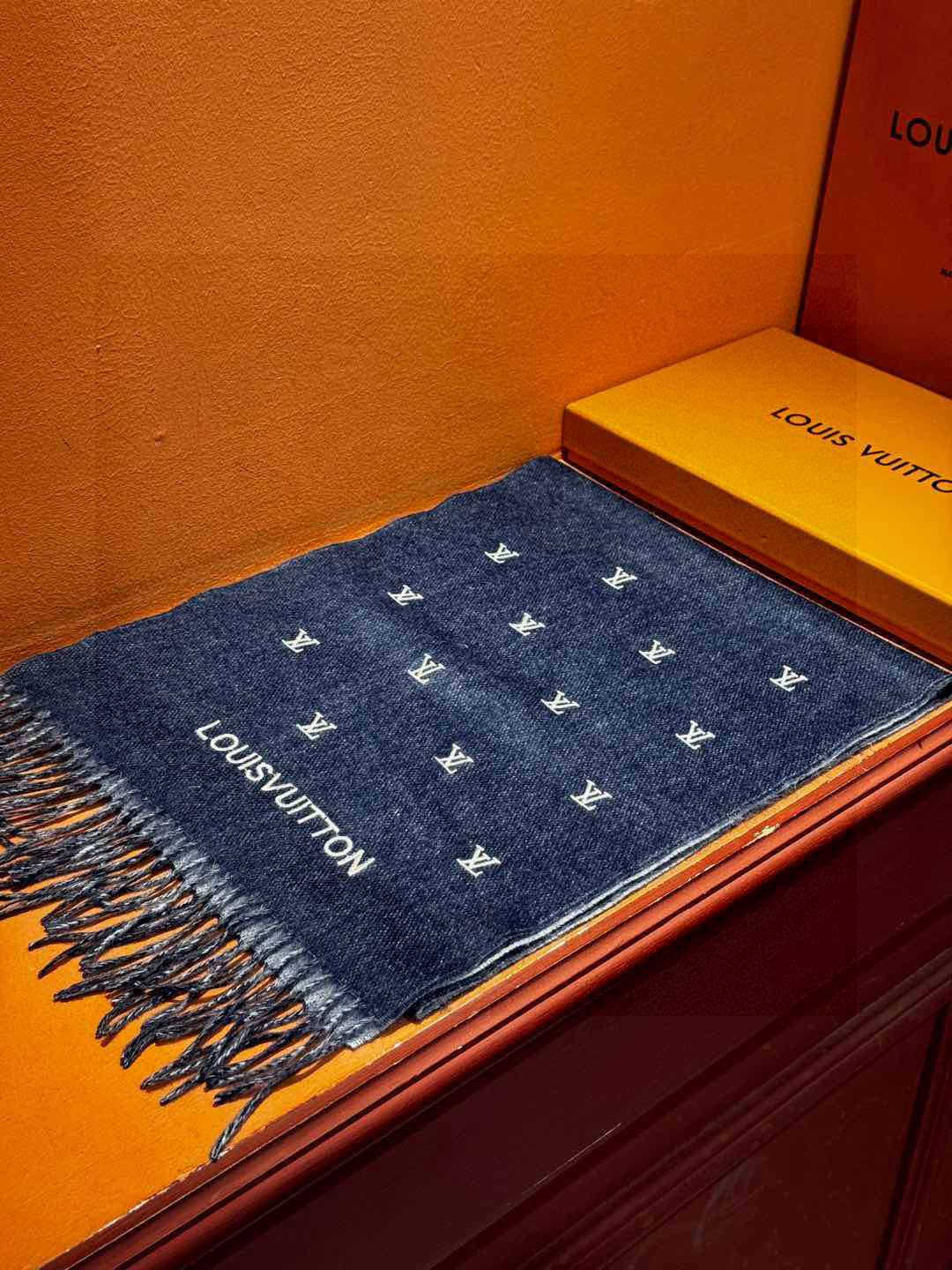   【LV】官网新款 情侣款 巴黎时装展双面羊绒围巾！采用蒙古高原细羊绒！手感满满地都是细腻的绒毛！这个