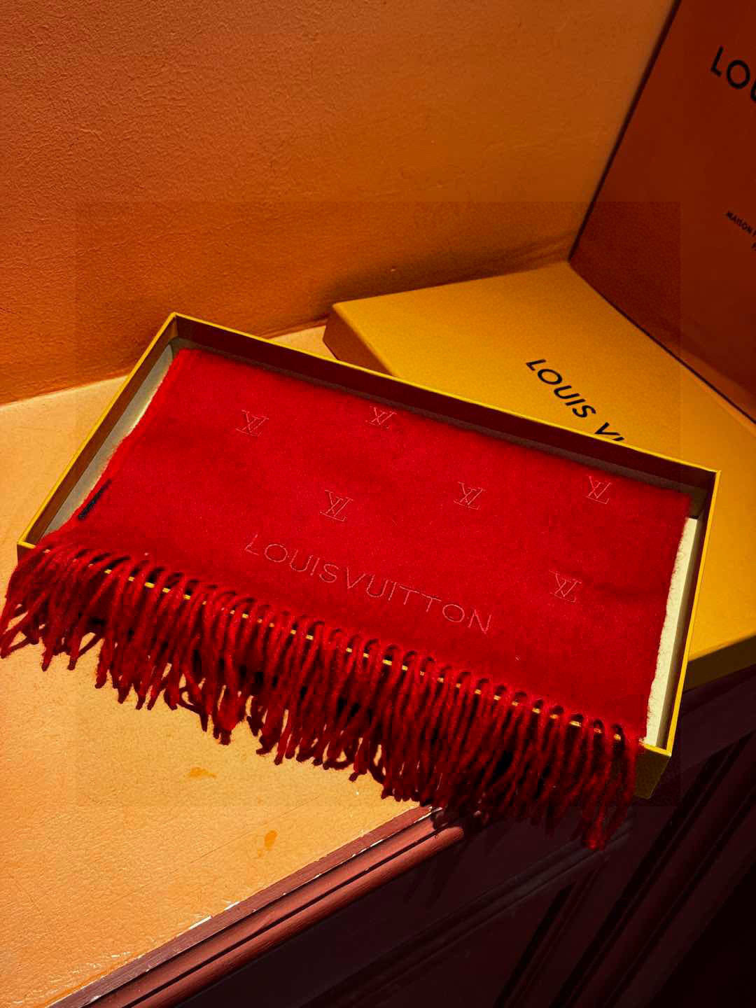  【LV】官网新款 情侣款 巴黎时装展双面羊绒围巾！采用蒙古高原细羊绒！手感满满地都是细腻的绒毛！这个