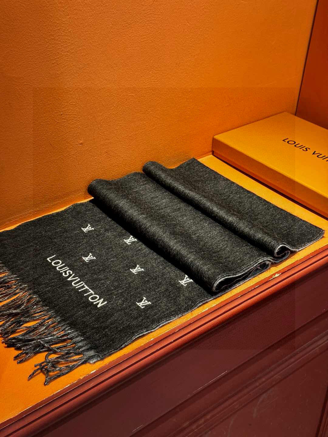   【LV】官网新款 情侣款 巴黎时装展双面羊绒围巾！采用蒙古高原细羊绒！手感满满地都是细腻的绒毛！这个