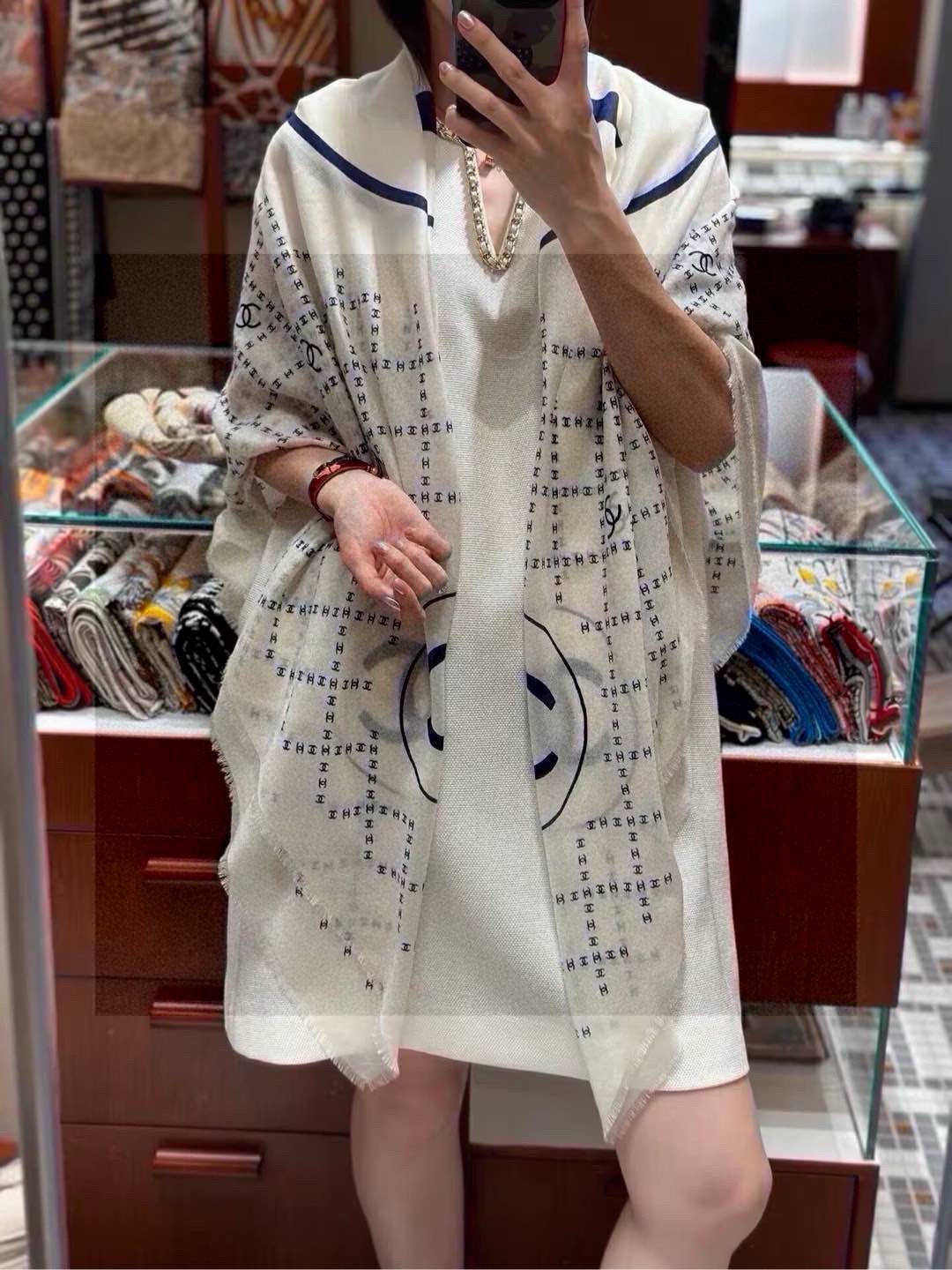  新款💖💖💃🏻💃🏻小香【双C标志网格方巾140】须边羊绒方巾‼️抢‼️VIP推荐 ‼️👍下手一定要快【高