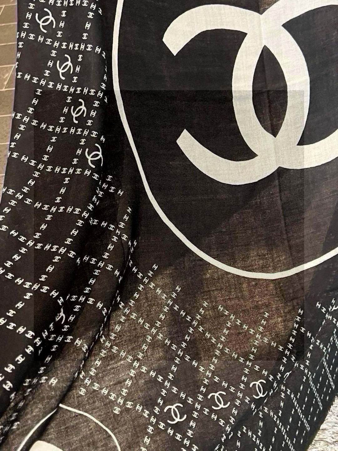  新款💖💖💃🏻💃🏻小香【双C标志网格方巾140】须边羊绒方巾‼️抢‼️VIP推荐 ‼️👍下手一定要快【高